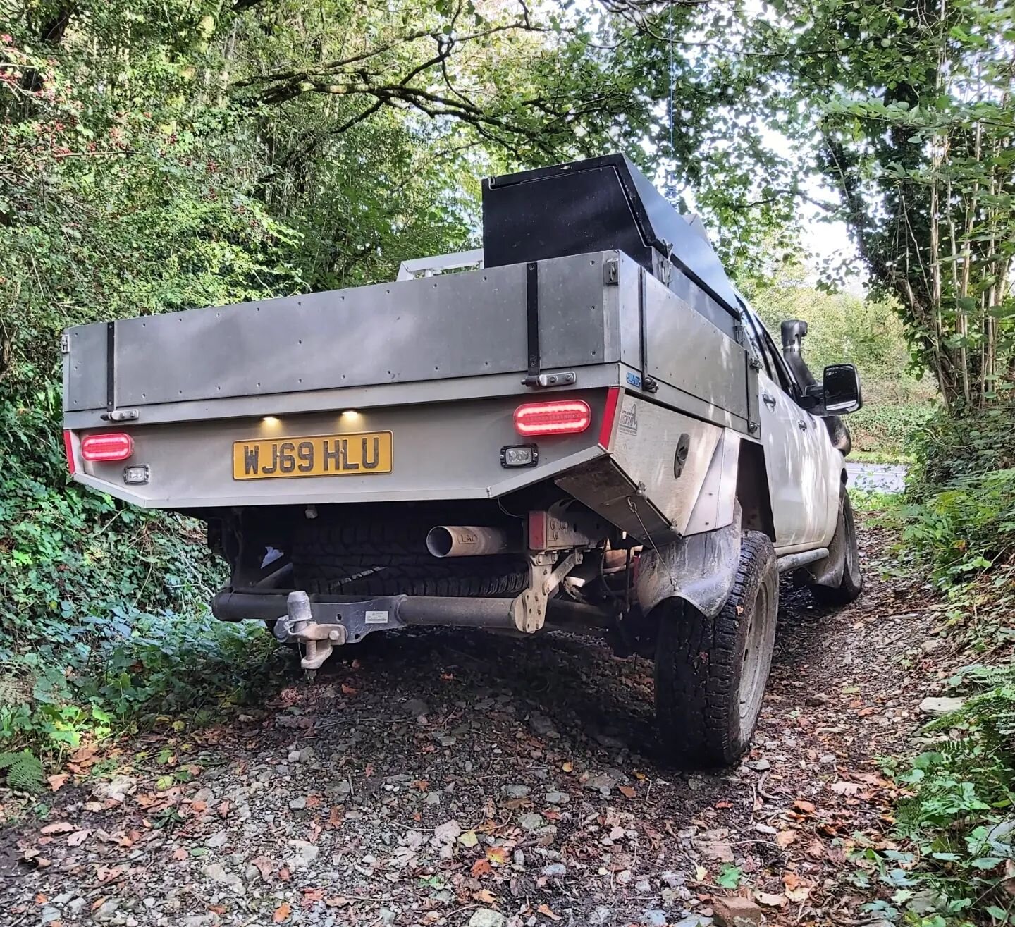 Good day out on the lanes with @botcots and @edward_stone053

#nissan #navara #nissannavara #np300 #landrover
#defender90 #defender #custom #LAO #doublecab #pickup #trayback #recoverygear #offroad #offroadfabrication #4wheeling #4x4 #bespokefabricati