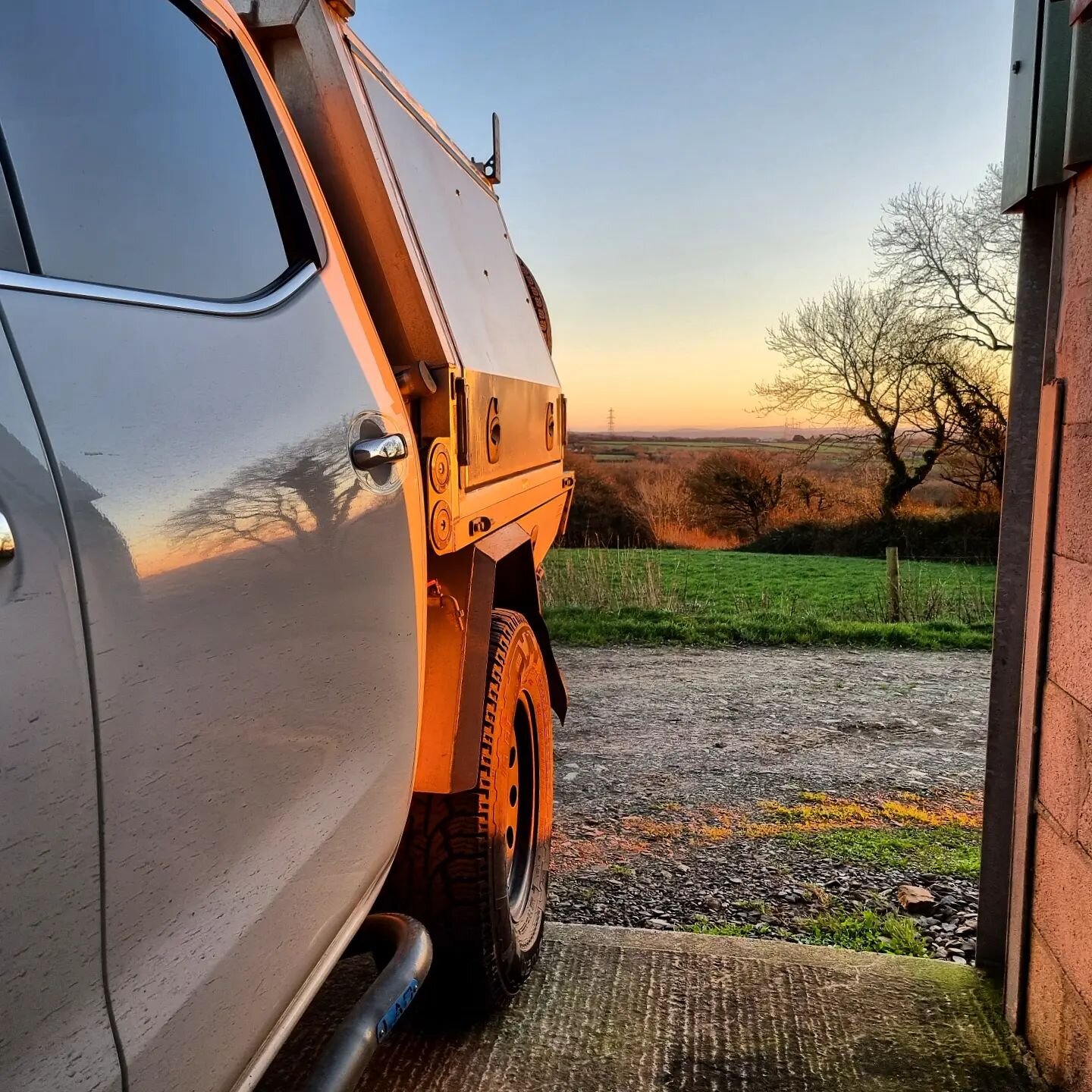 Now it's turned drier and colder, we've had some cracking sunsets at the #LAO workshop. 

#nissan #navara #nissannavara #np300 #custom #lao #doublecab #pickup #trayback #demountablecanopy #canopy #offroad #offroadfabrication #4wheeling #4x4 #bespokef