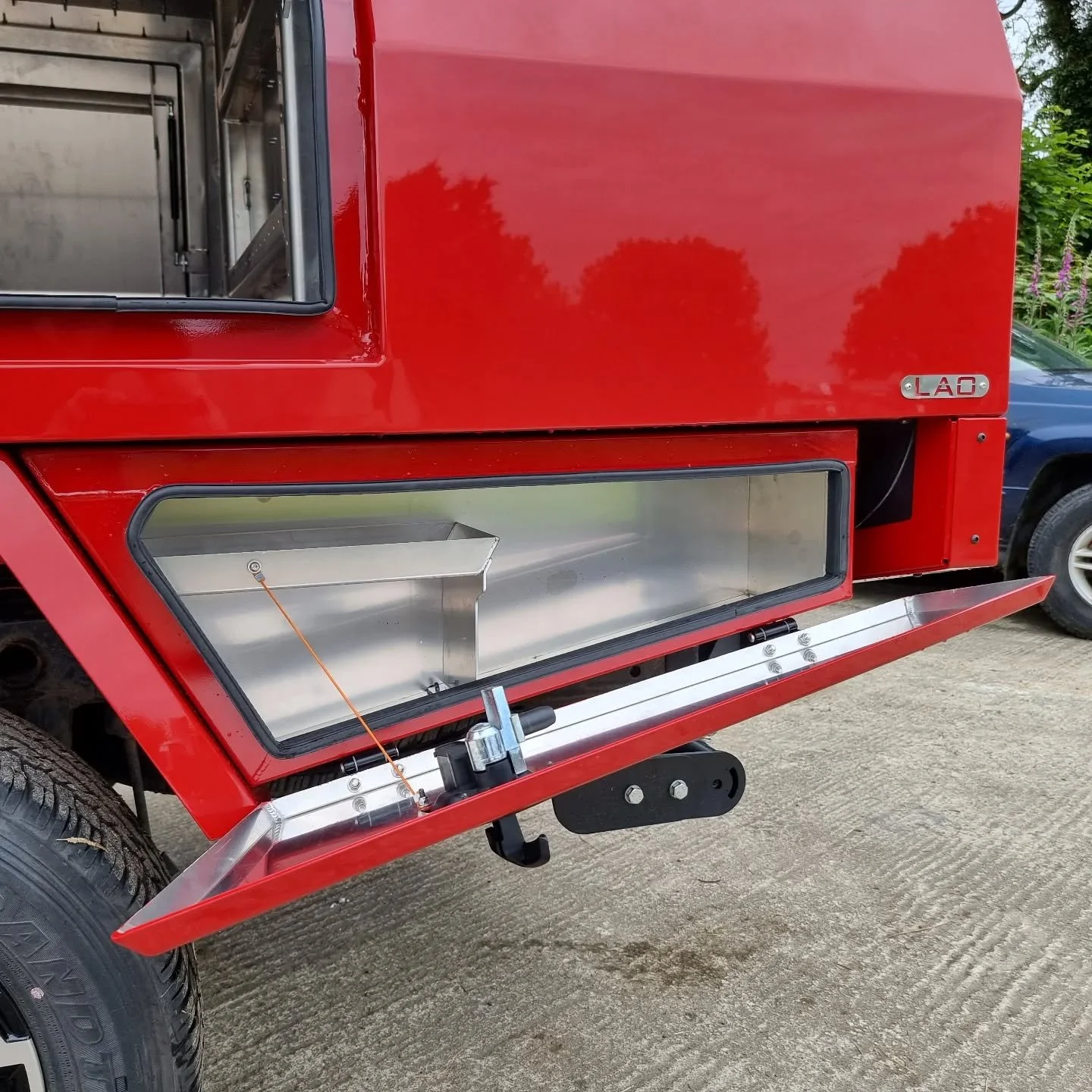 REAR WHEEL ARCH TOOLBOXES
How awesome are these #LAO rear wheel arch toolboxes in red? Perfect for storing equipment that requires quick access, they are a worthy addition to any #LAO tray back, chassis mount canopy, or your own outfitted vehicle.