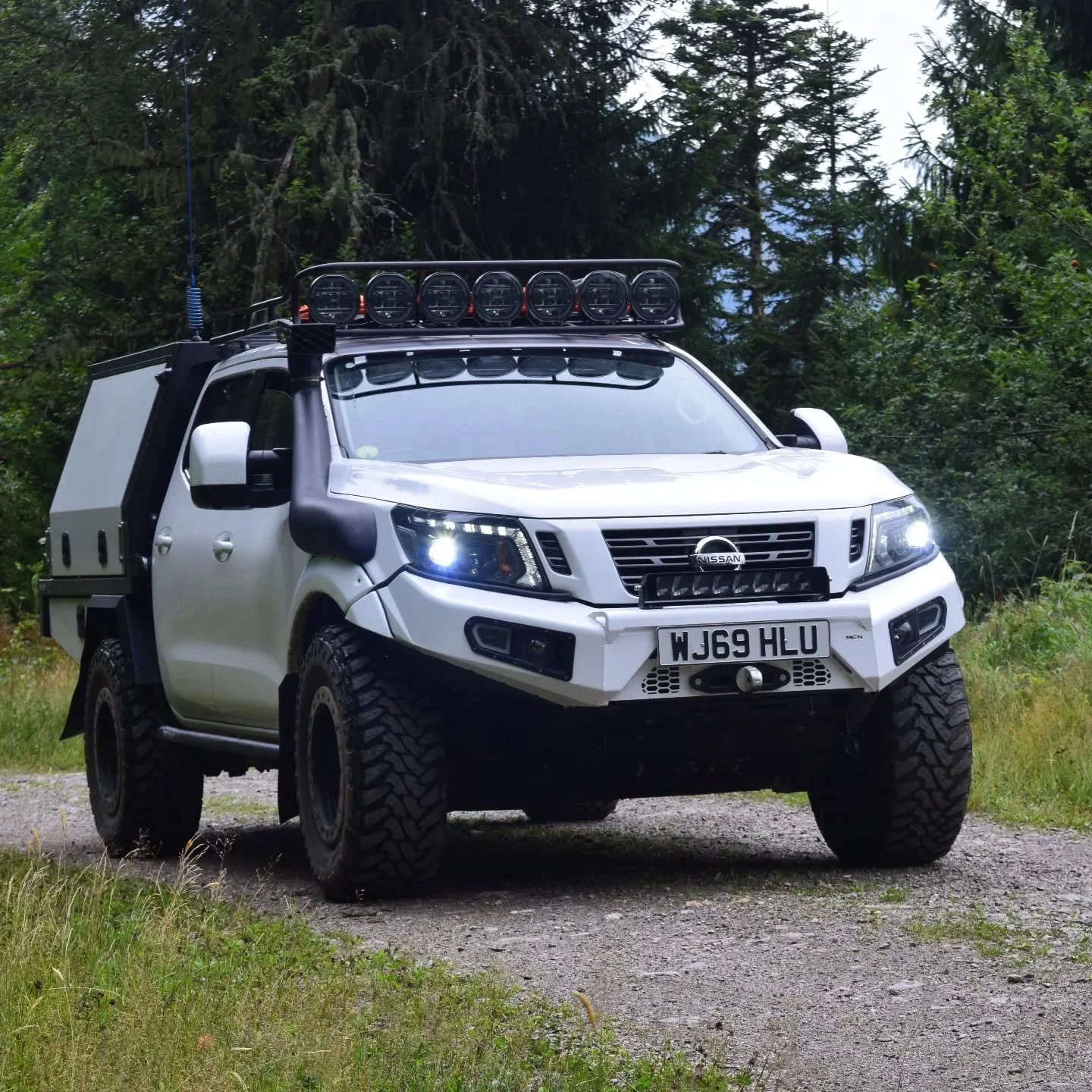 BESPOKE TRAYBACK AND DEMOUNTABLE CANOPY
How awesome does the LAO NP300 look with its new LAO full aluminium trayback and demountable canopy?! 
The build features central locking canopy doors and rear wheel arch toolboxes, an auxiliary fuel tank, an