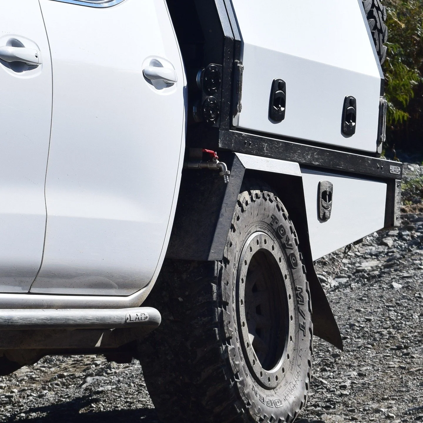 LAO AUXILIARY WATER TANK 
The LAO aluminium tray back features a 30 litre stainless steel water tank mounted in the headboard with lever tap for hassle free use. Perfect for cleaning bikes post trail, rinsing dogs after a muddy walk and washing up a