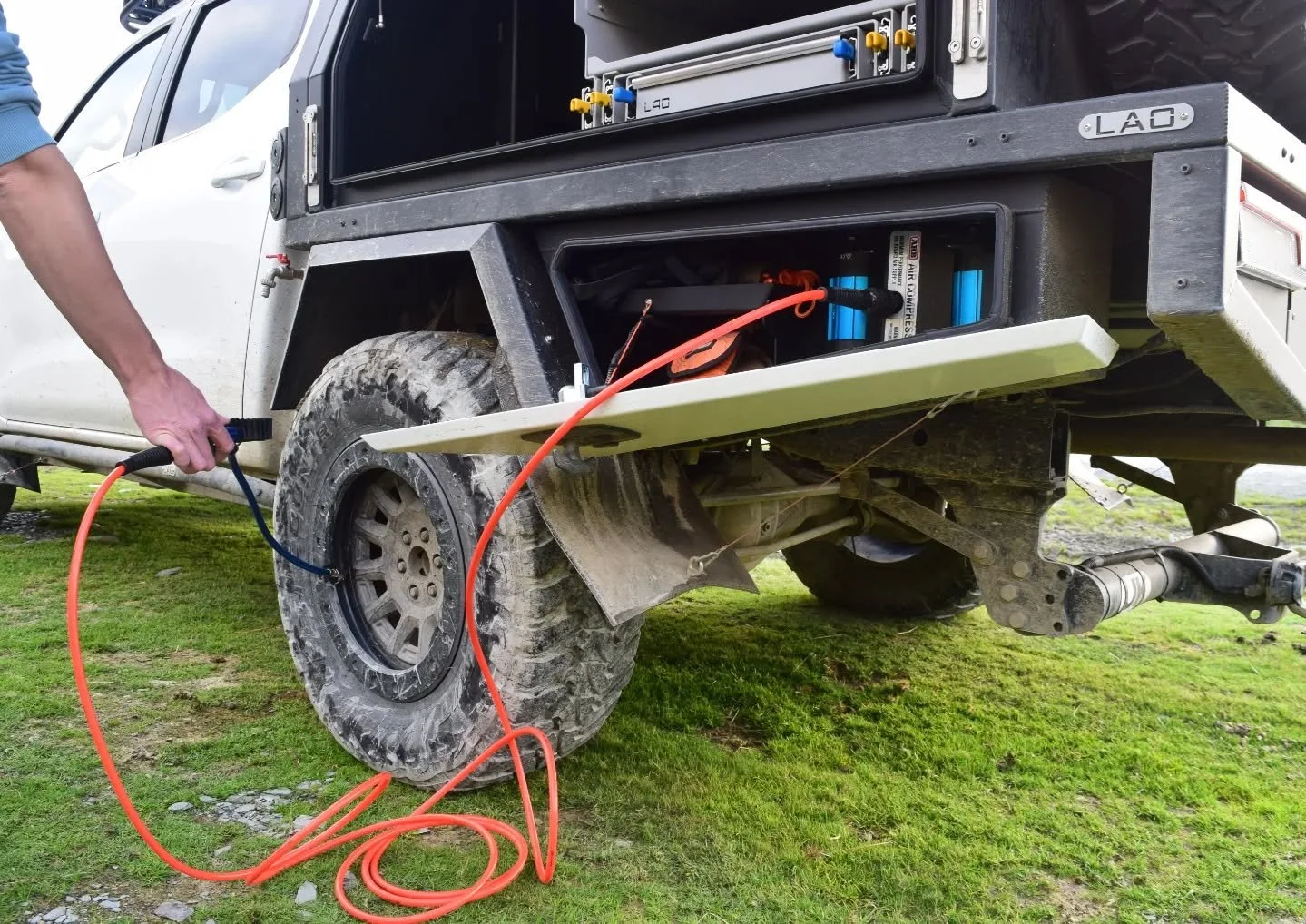 ONBOARD AIR SYSTEM

Integrated for ultimate convenience, the LAO NP300's onboard air system is powered by a twin ARB compressor. This high-performance unit is securely and neatly mounted within an underbody toolbox, ensuring quick and accessible tyre