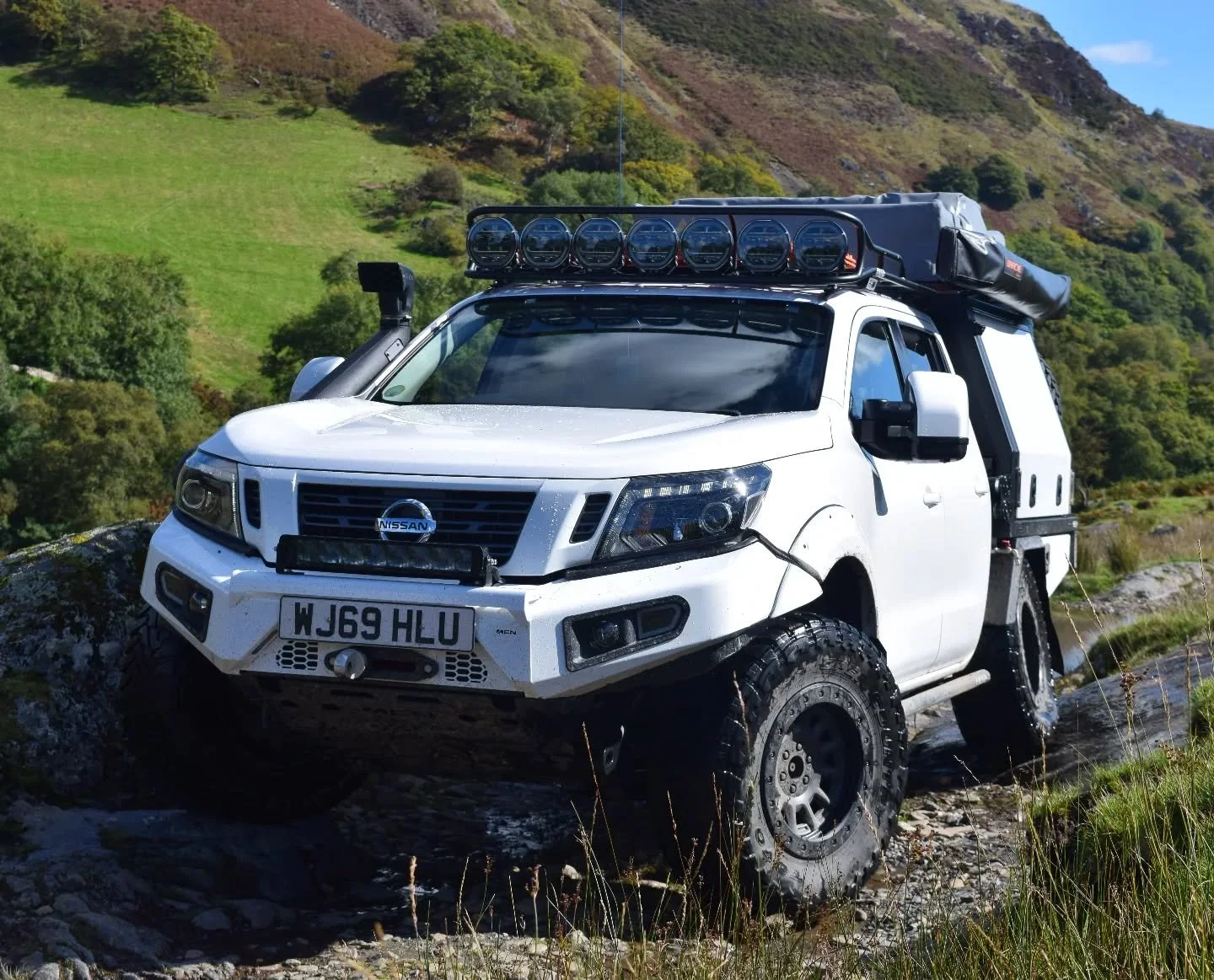 BESPOKE LAO NP300 CAB ROOF RACK

Our cab-mounted, textured black powder-coated tubular steel rack is built for action:

* 7 x 7&rdquo; EFS Vivid Max Driving Lights: Baja style mounted for max nighttime visibility. 

* Integrated Recovery: Built-in ho