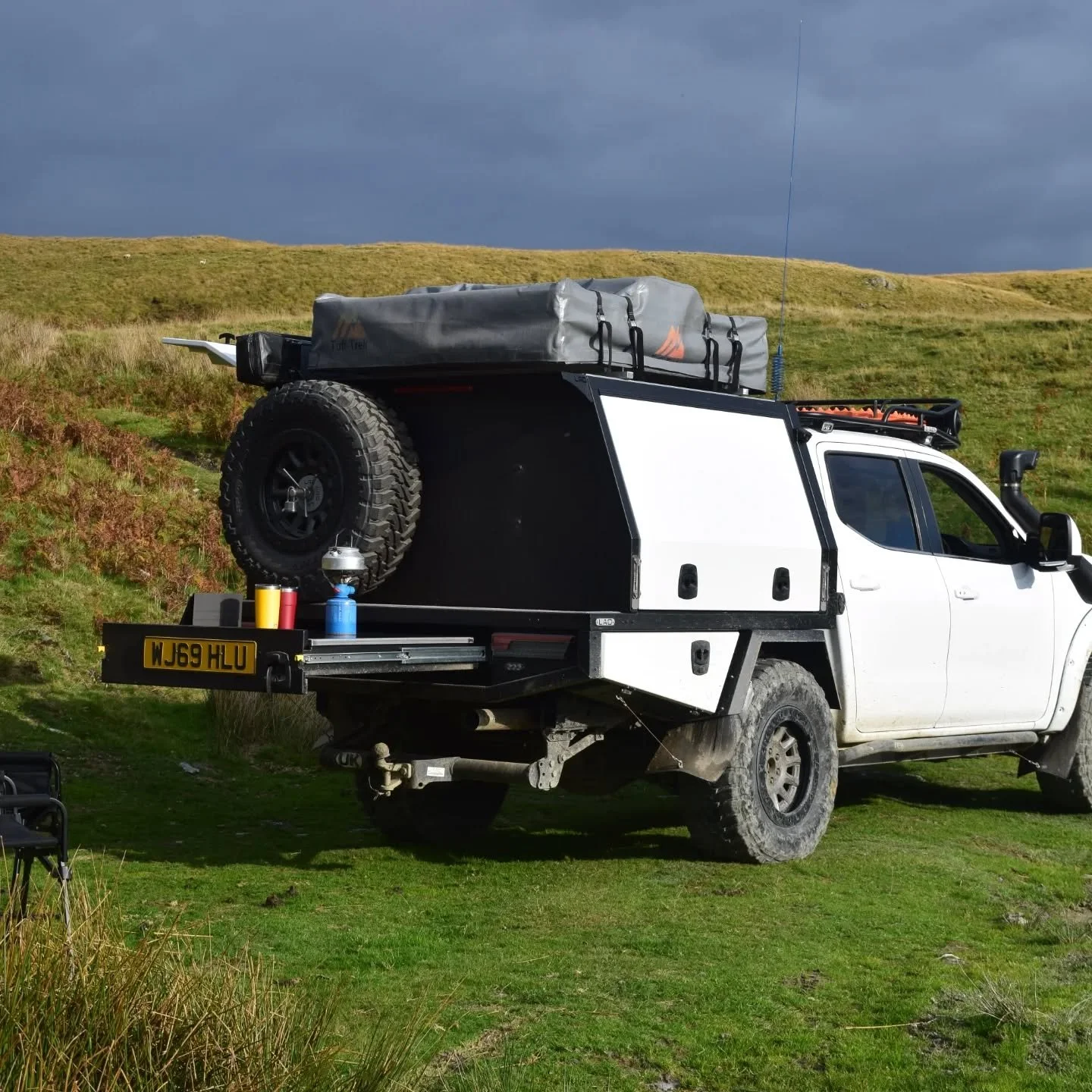 LAO ALUMINIUM HEAVY-DUTY REAR DRAWER - Secure gear storage that works as hard as you do.

Heavy-duty sliding drawer with central-locking security for your valuable equipment, whether you're on the clock or on an adventure.

Bonus? The food-safe stain