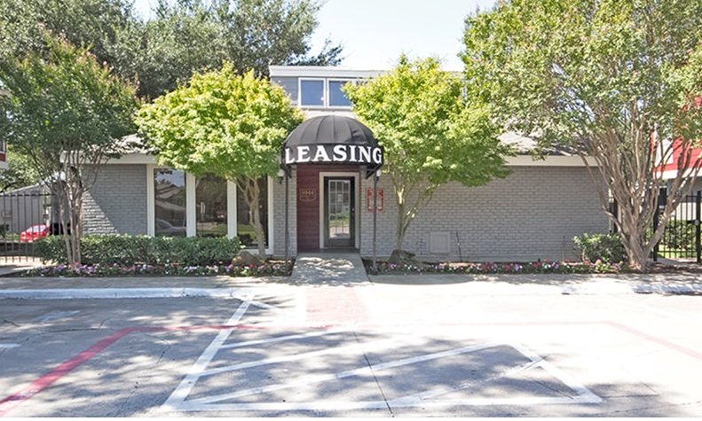 WALNUT BEND APARTMENT HOMES.png