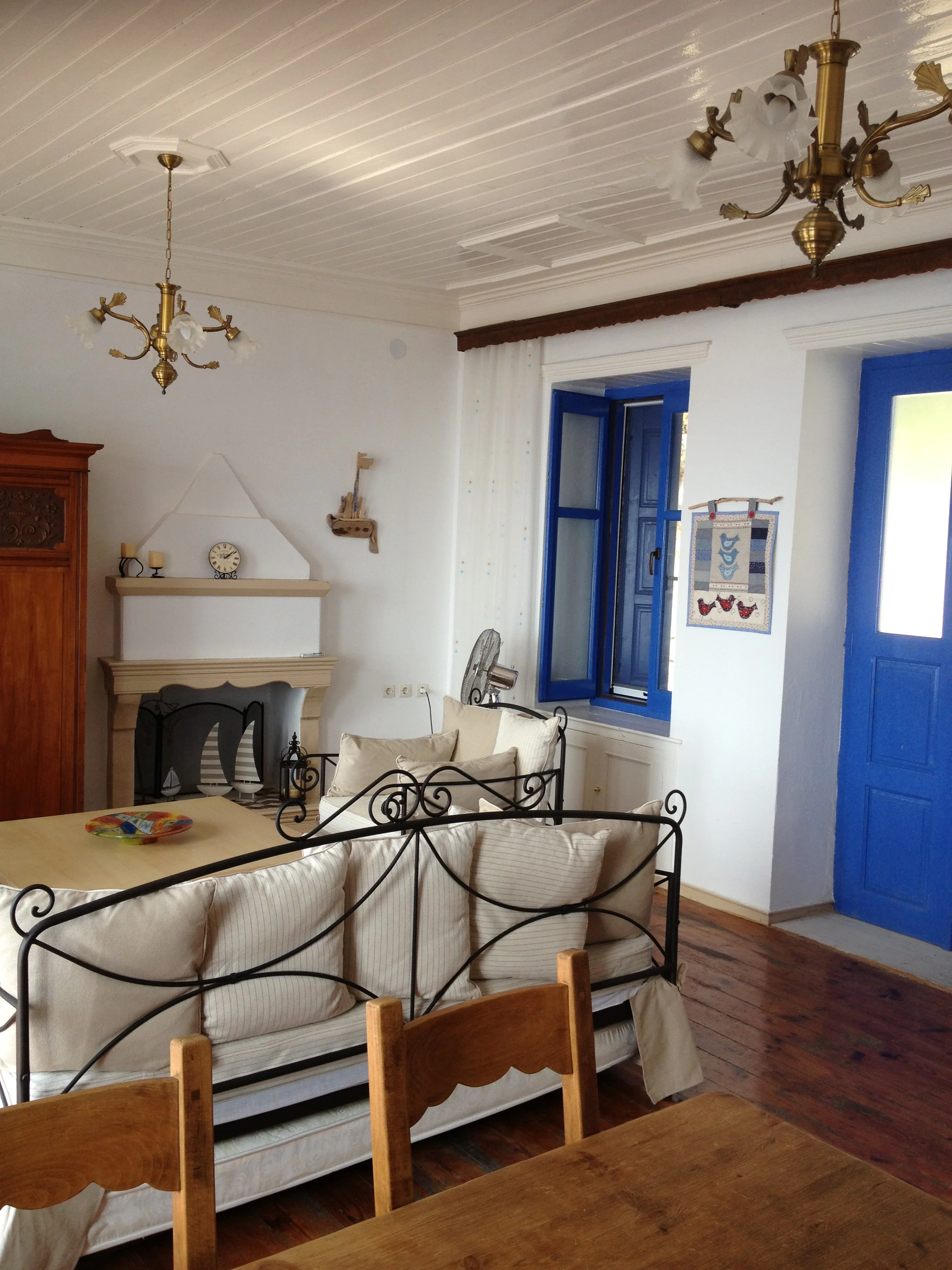 Lounge towards Fireplace.JPG
