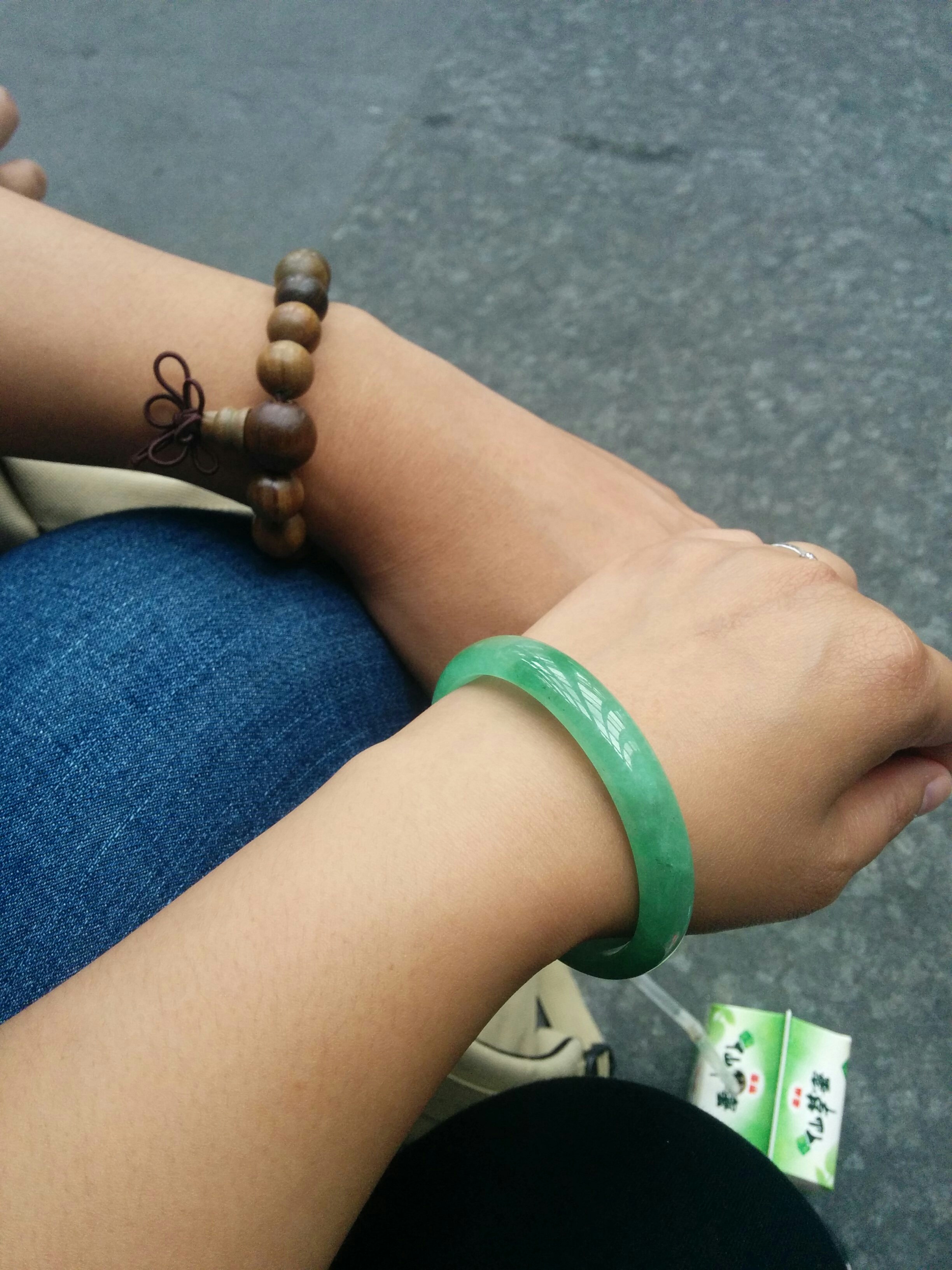 We both got new bracelets from the Taipei Weekend Jade Market 台北市建國假日玉市 .