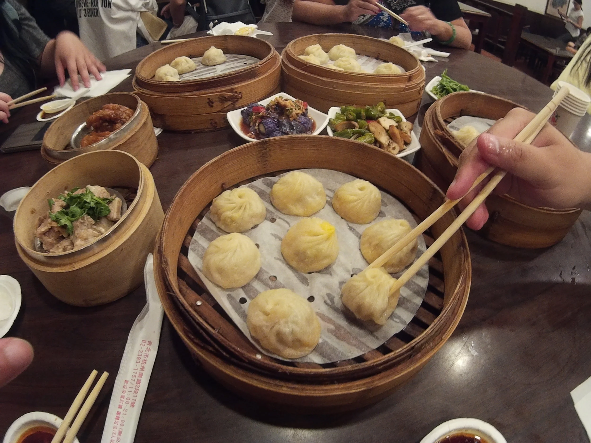 Hang Zhou Xiao Long Tang Bao 杭州小籠湯包 Opening hours: 11:30am - 9:30pm (Opens daily) Nearest MRT: Chiang Kai Shek MRT Station (Exit number 5 and walk about 5 mins)