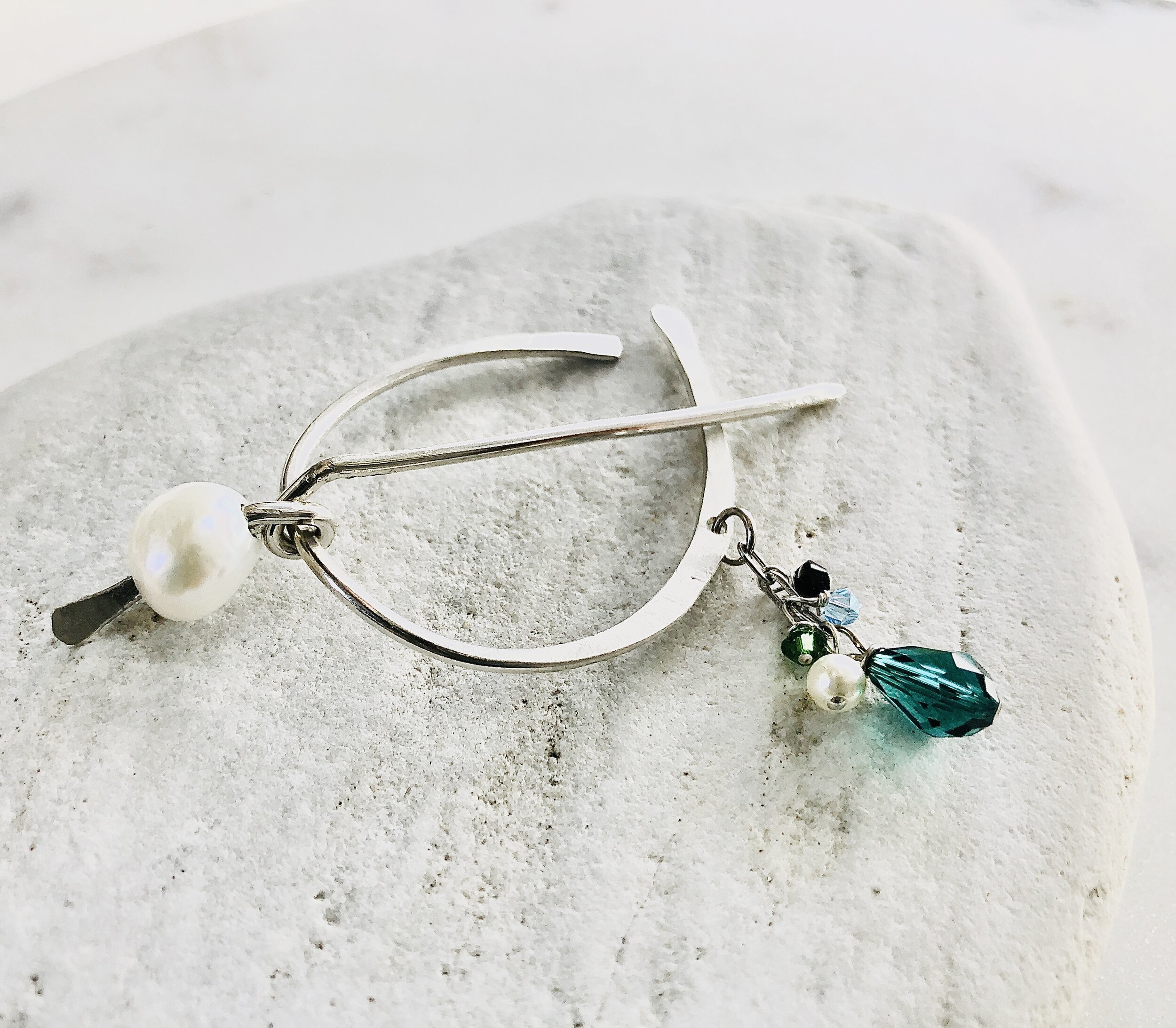 水滴弧形胸針加Swarovski水晶（固定）- Stainless silver NTD2400; Gold version NTD3200