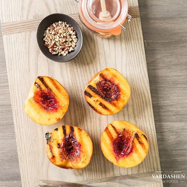 Looking for a quick and easy way to use up your peaches? Grill them with a touch of maple syrup and top it off with a buttery almond cookie crumb! 😋 These grilled peaches make for a delicious and healthier snack or dessert and are a great way to kee