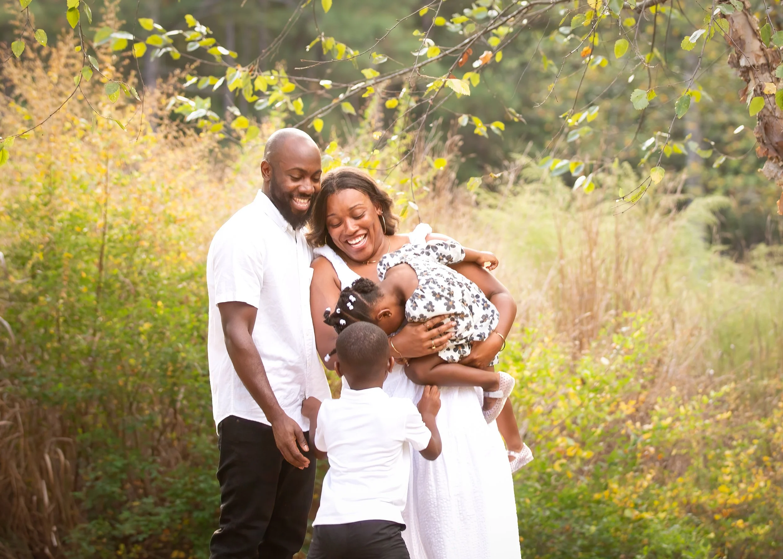 laughing family spring photos in parl.jpg
