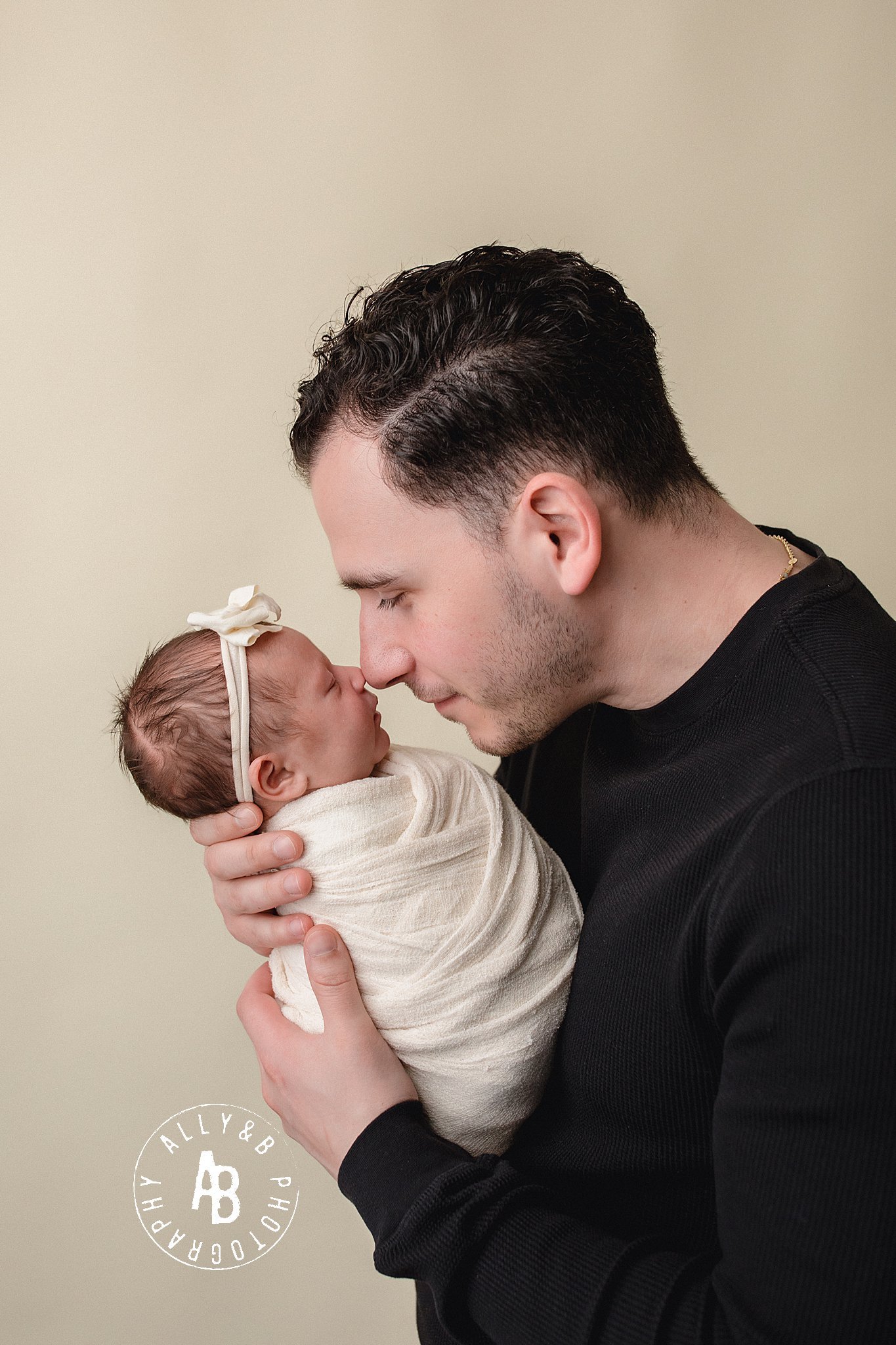 posed newborn session.jpg