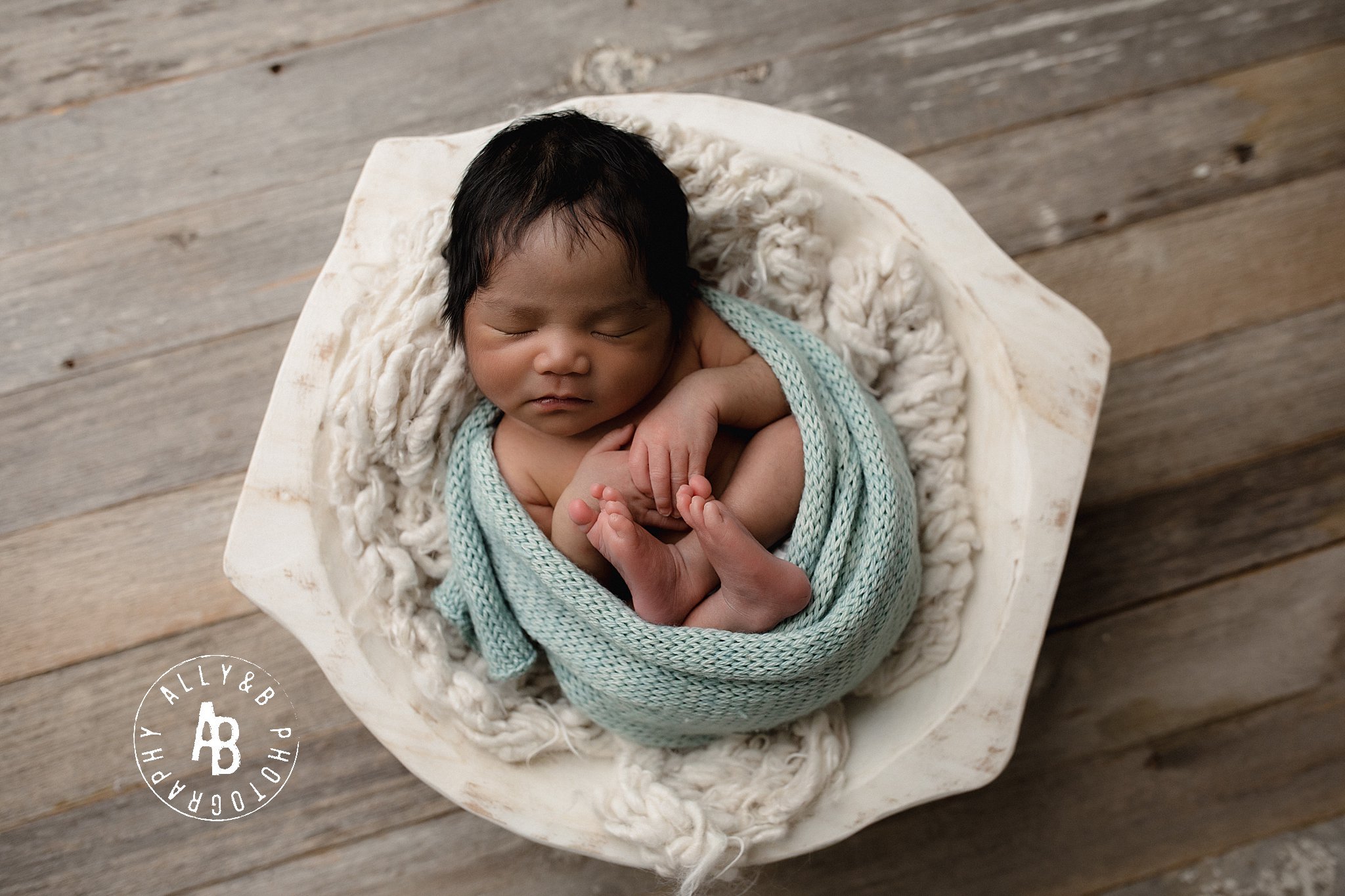 newborn photographer naperville.jpg