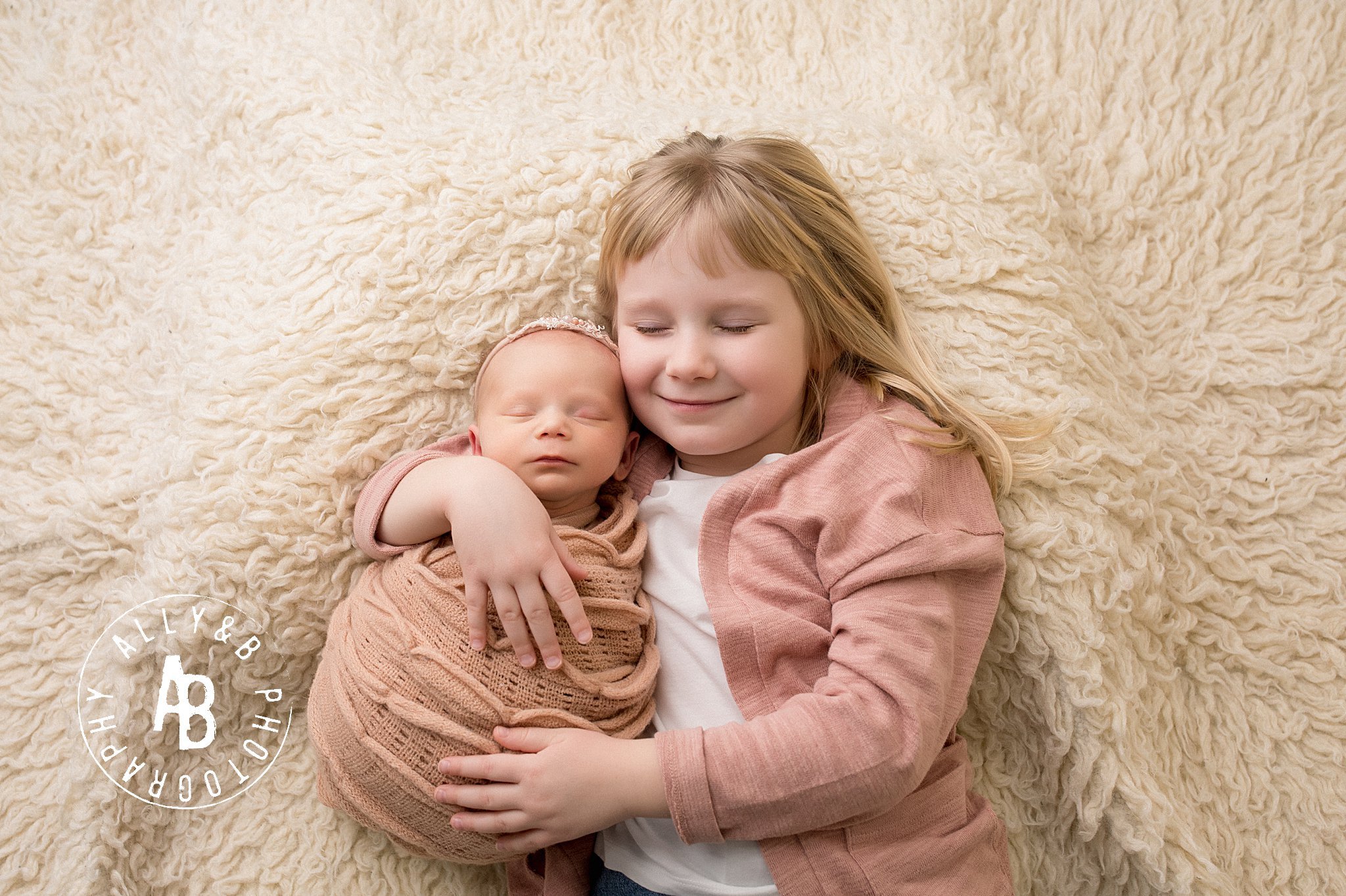 sibling newborn photo ideas.jpg