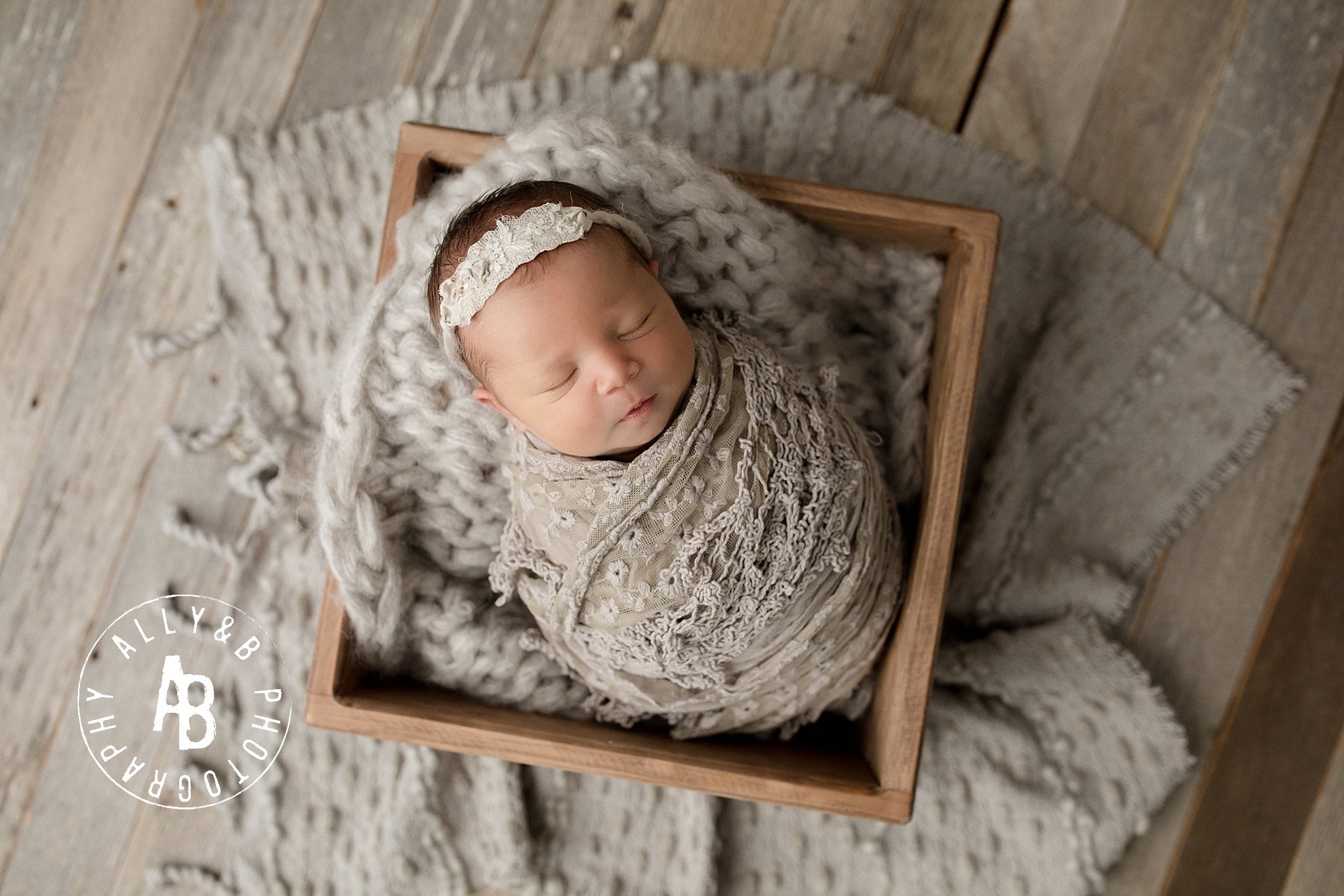 newborn photographers in naperville.jpg