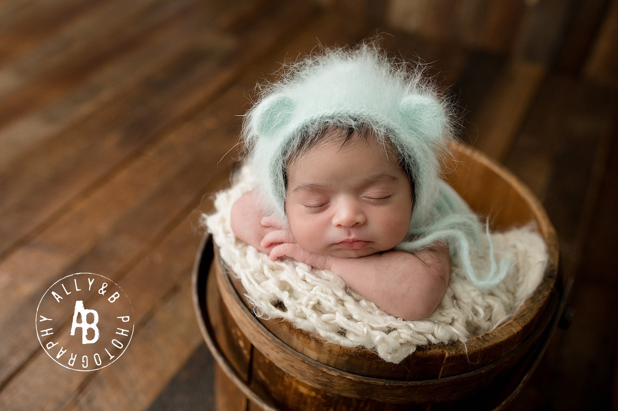 newborn photographers in wheaton il.jpg