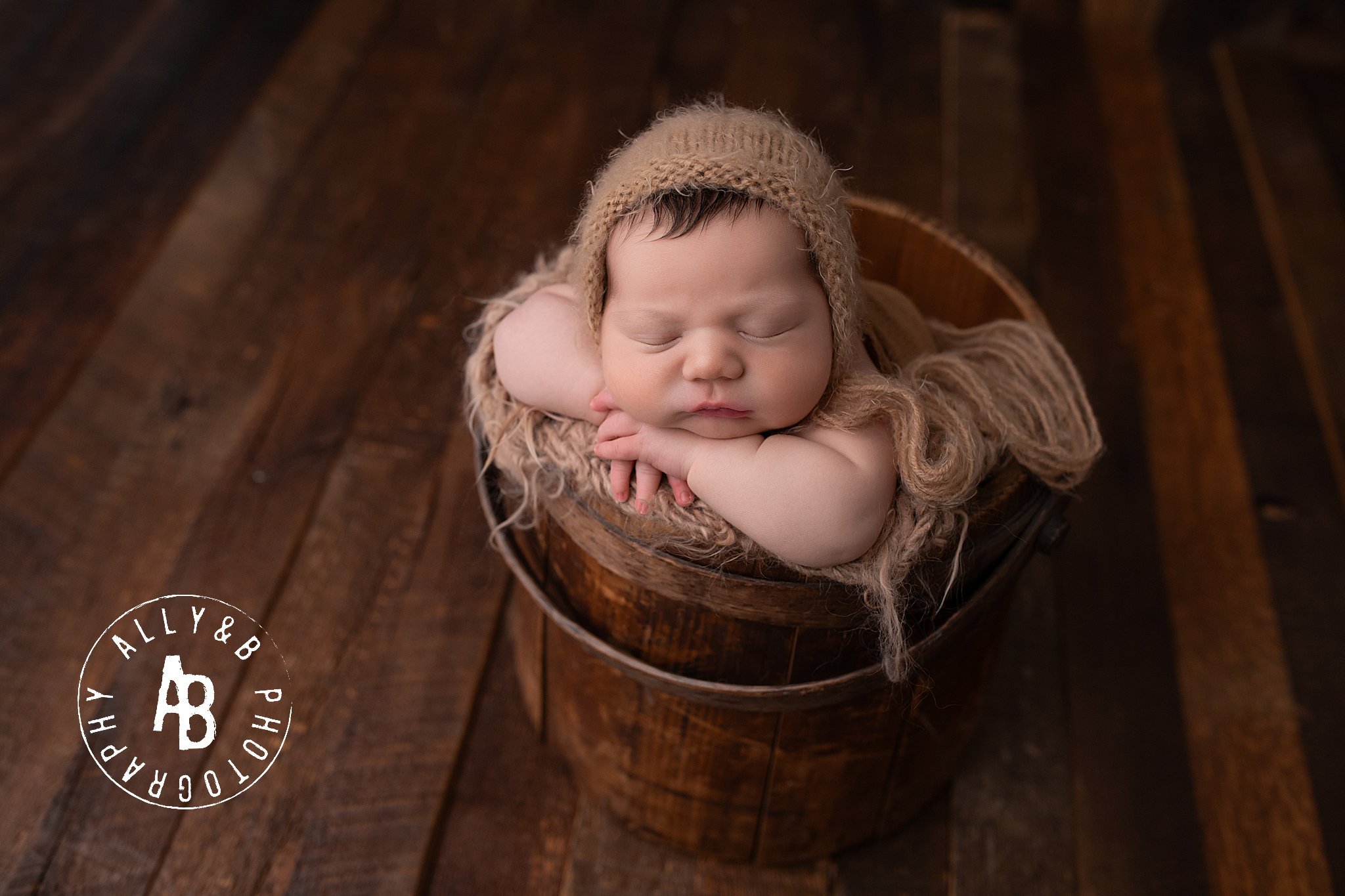 https://images.squarespace-cdn.com/content/v1/57550bf10442625aeea8c0ad/1693492639223-VY69HAMBTYTYDLG2RR8Y/posed+newborn+photography.jpg