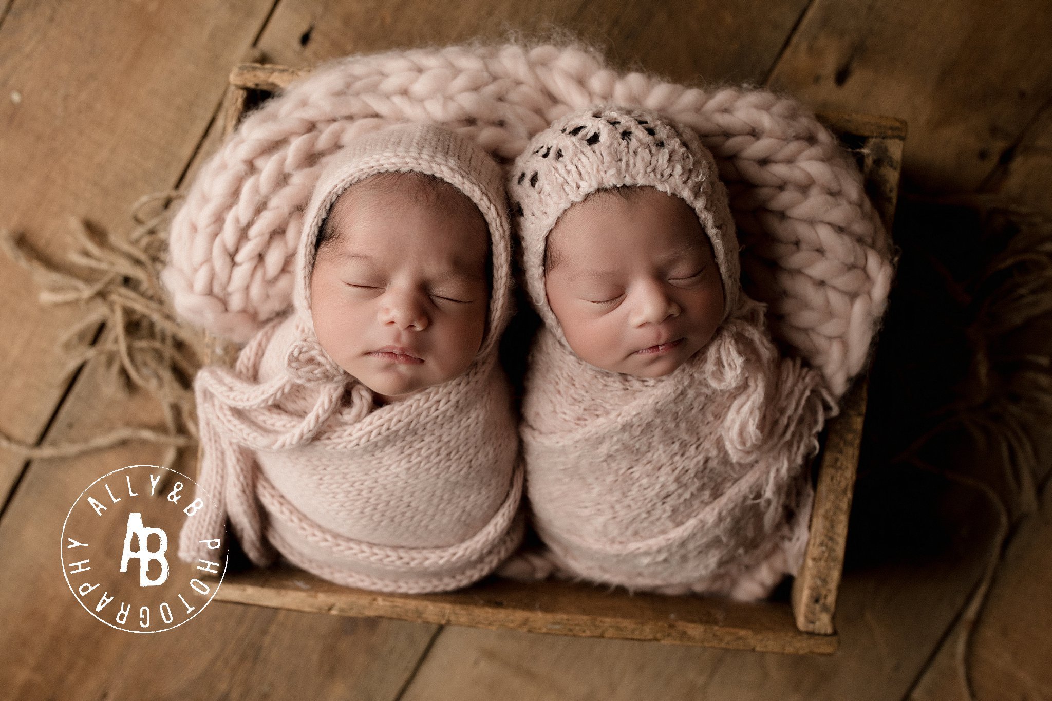 twin newborn photos.jpg
