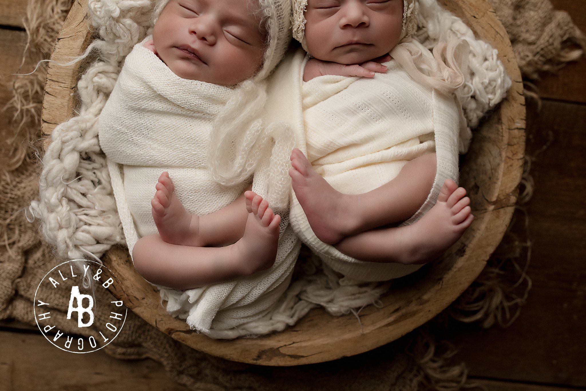 twin newborn photographer.jpg