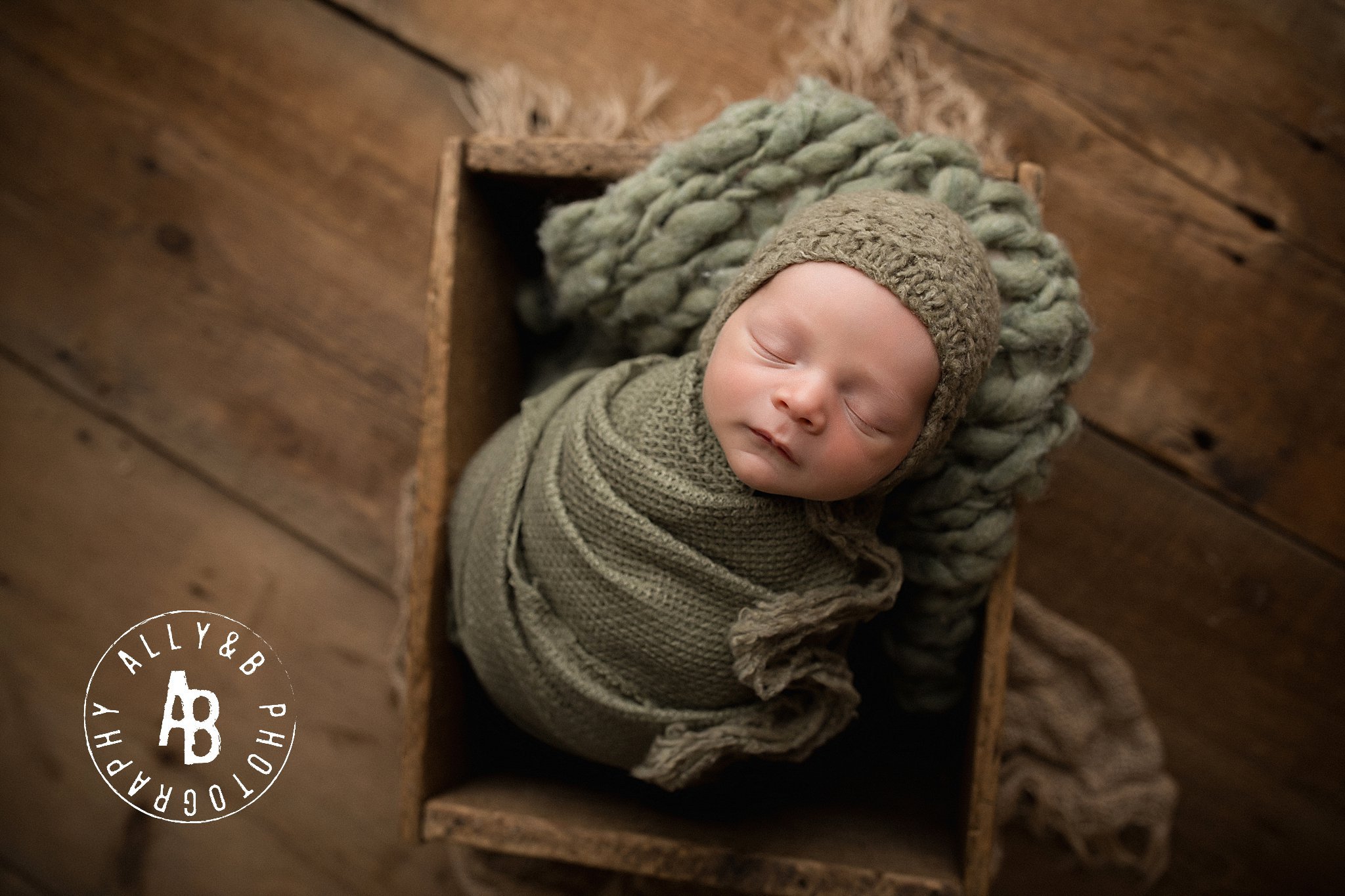 newborn photographers in naperville.jpg