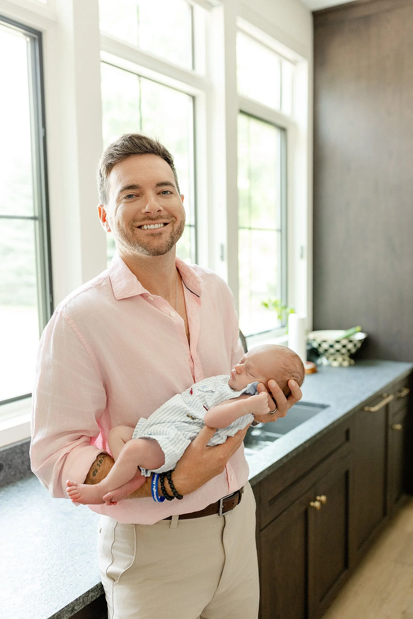 lifestyle newborn photographer.jpg