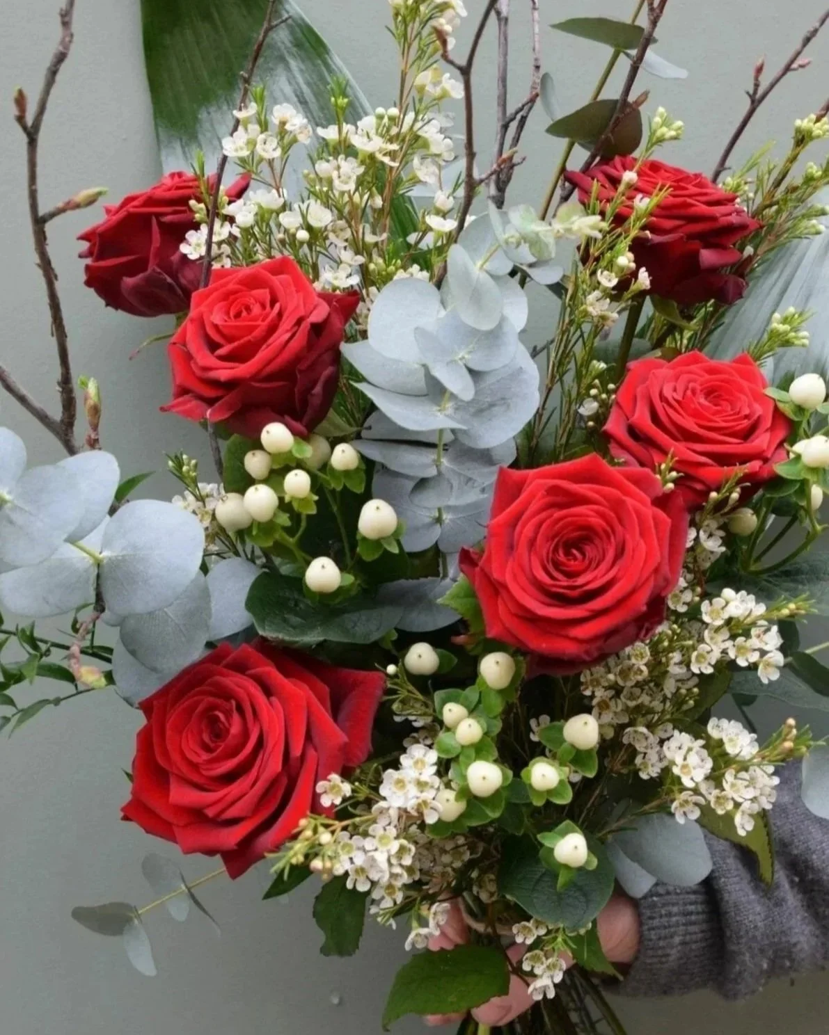 6-red-rose-bouquet-handful-com-e1549378872707.jpg