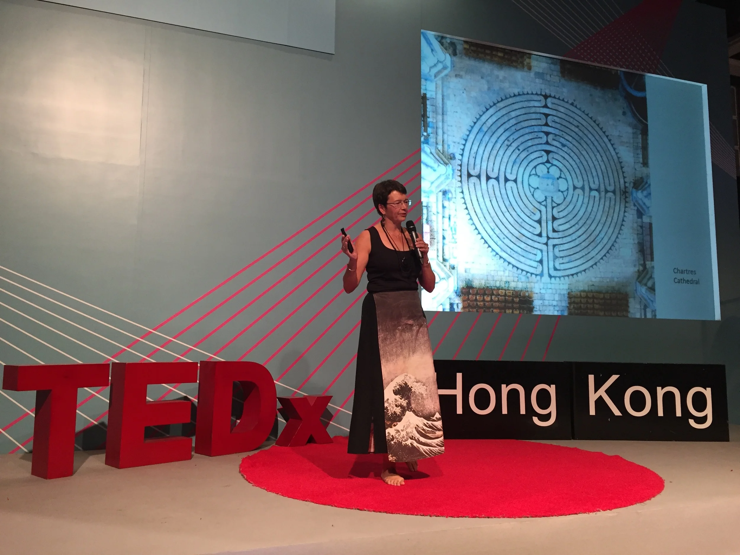 Martha Collard在香港TEDx論壇中展示紅門