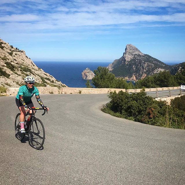 We don&rsquo;t wanna sound like a broken record 📀
...but we love this ride 🚨 #TheLighthouse ⠀⠀⠀⠀⠀⠀⠀
&bull;
&bull;
&bull;
#checkthemsleeves #spinit #recordbaby #cycling #trilife #triathlon #mallorcacycling #morvelo #bluesky #bluesea #womencycling #s