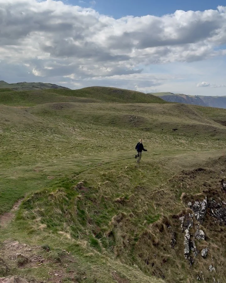 End of March/beginning of April my daughter @nelly_rosefeldt and I took a road trip through Scotland.
What an amazing and beautiful country.
We both definitely fell in love!
We saw and hiked in so many stunning landscapes and places - with lots of sw