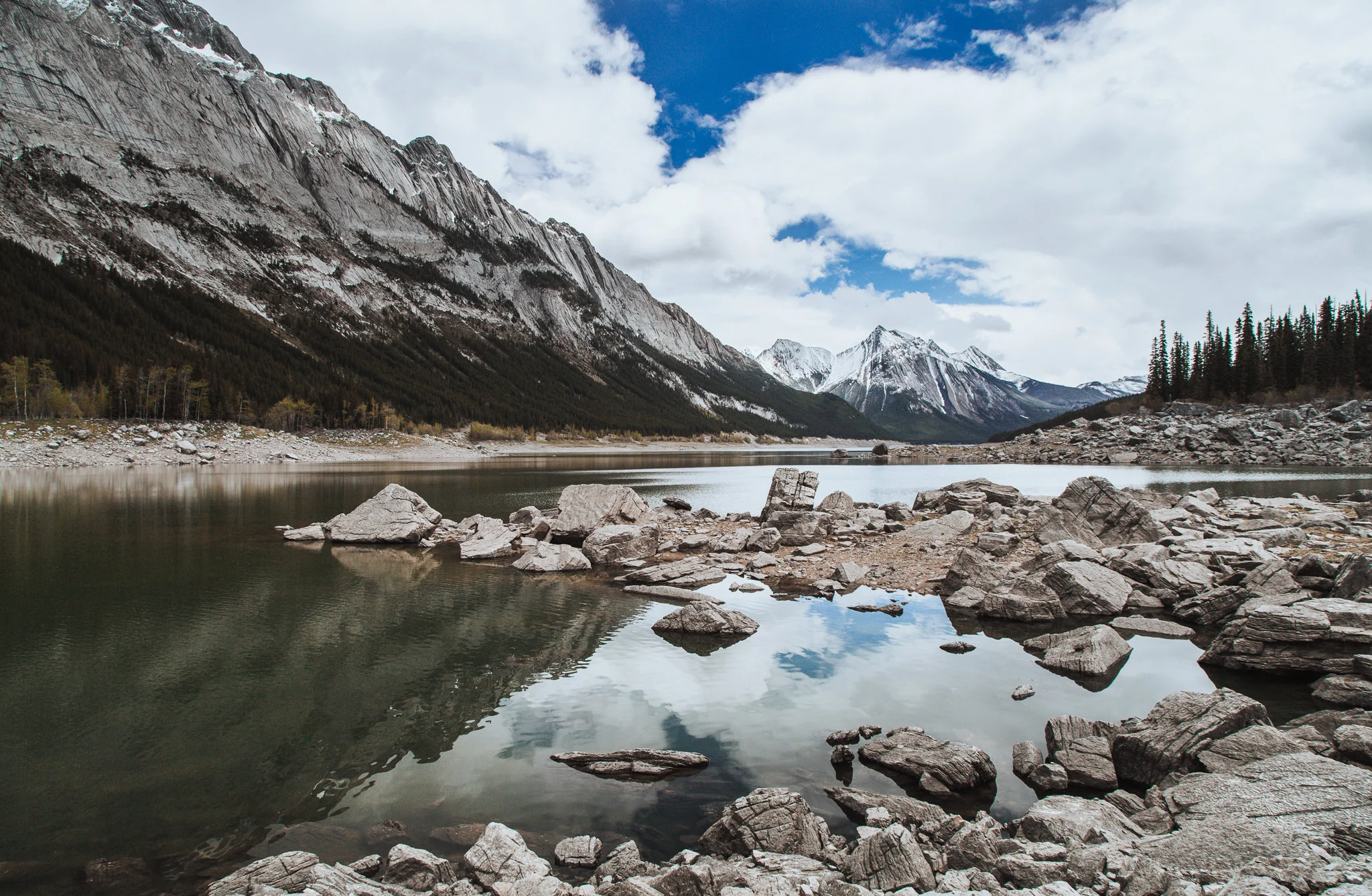   Medicine Lake, another lake on the way to Maligne Lake  