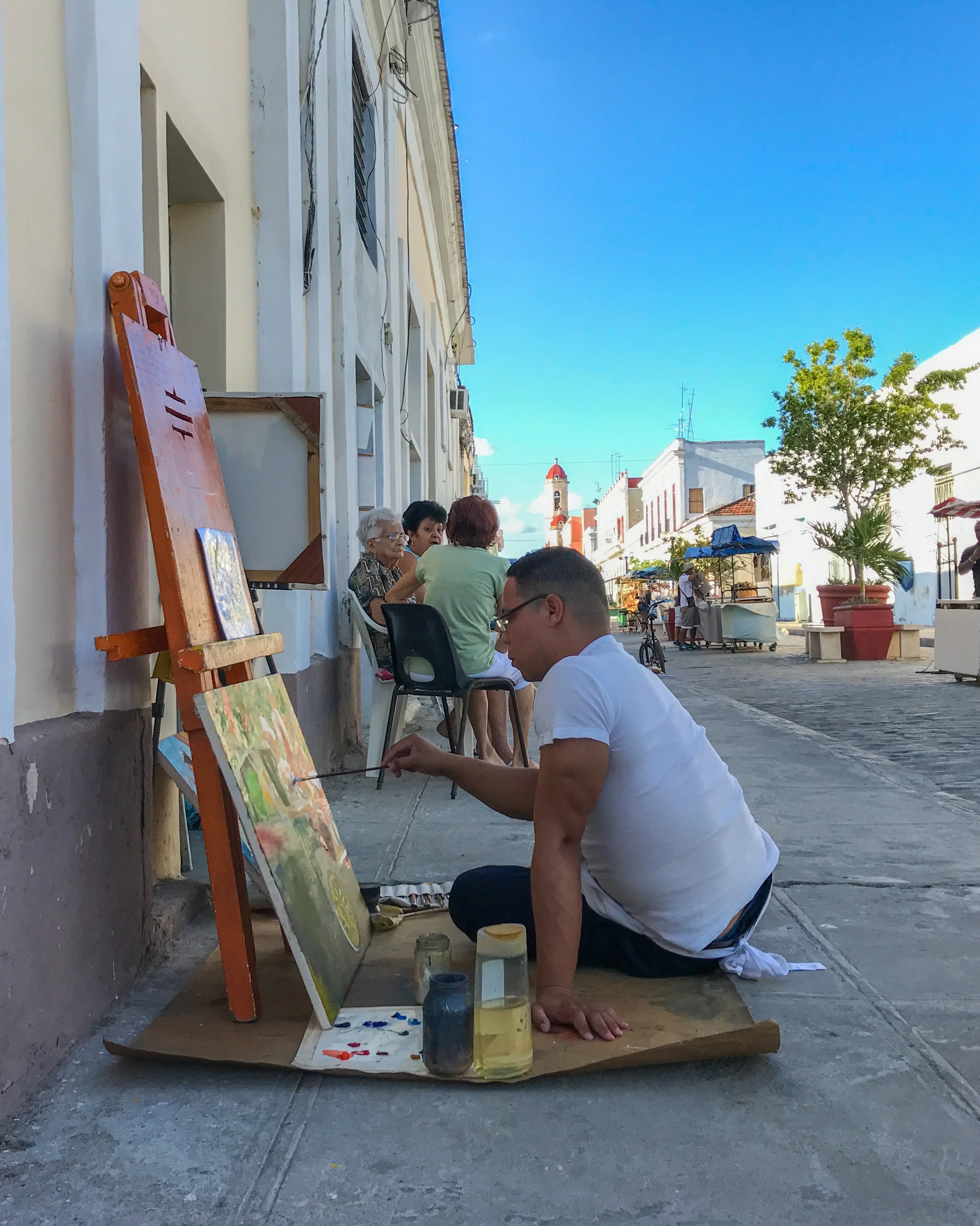 Observing an artist at work in Cienfuegos