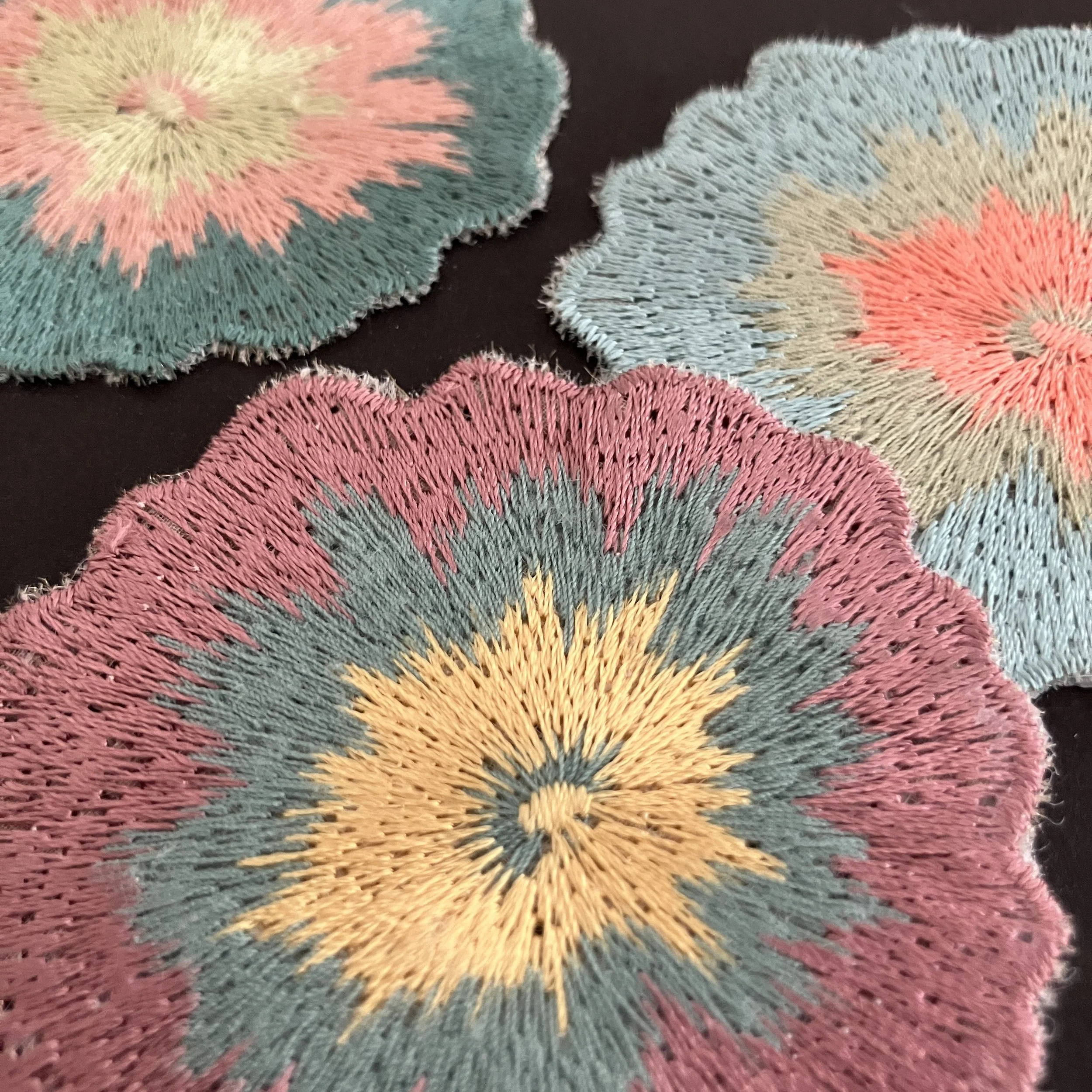 Flowers, embroidered with SULKY 40 (100 % viscose) by Rahmig &amp; Partner