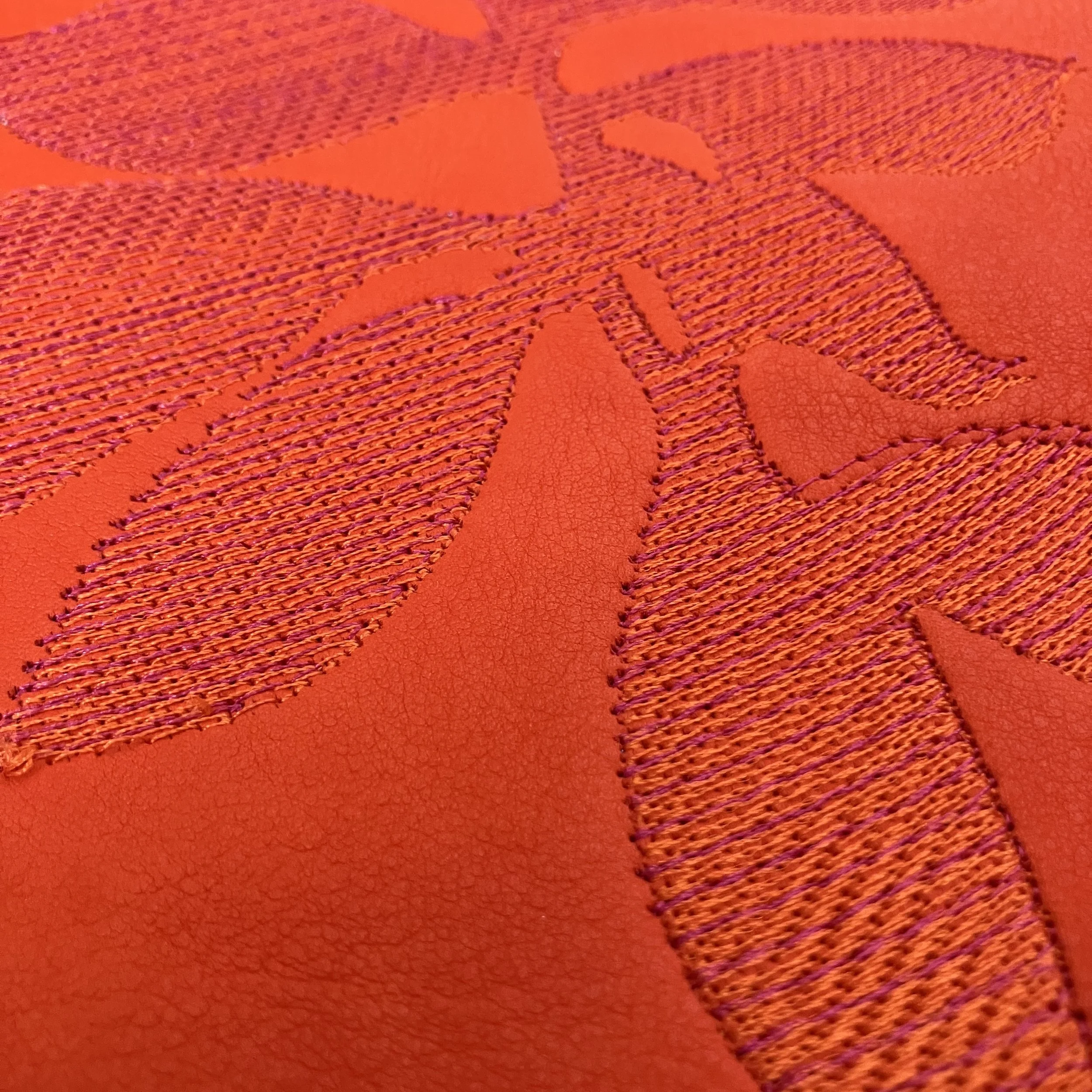 Olivenleder, embroidered with Poly by Gunold. Realisation: Texoversum Hochschule Reutlingen