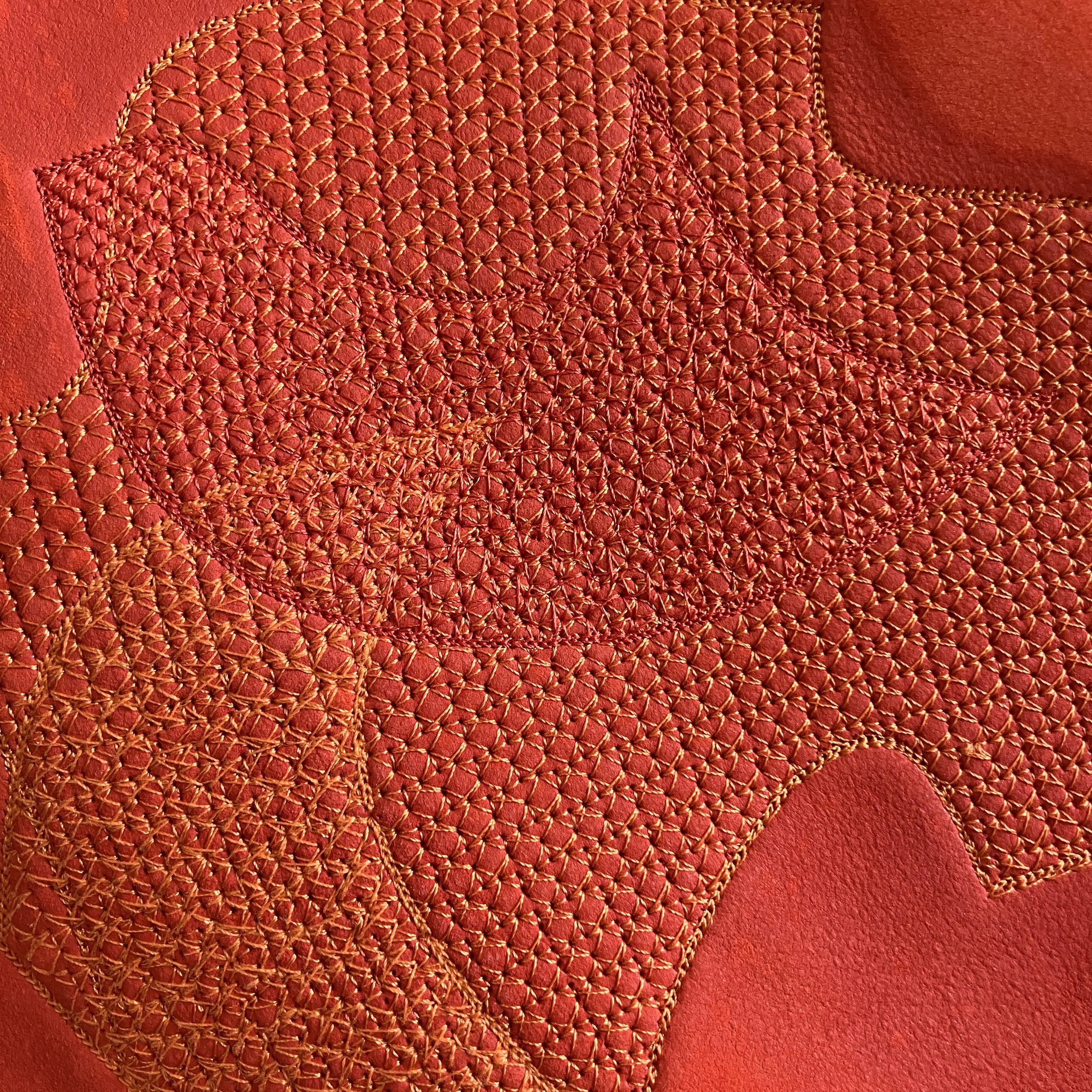 Olivenleder, embroidered with Poly by Gunold. Realisation: Texoversum Hochschule Reutlingen