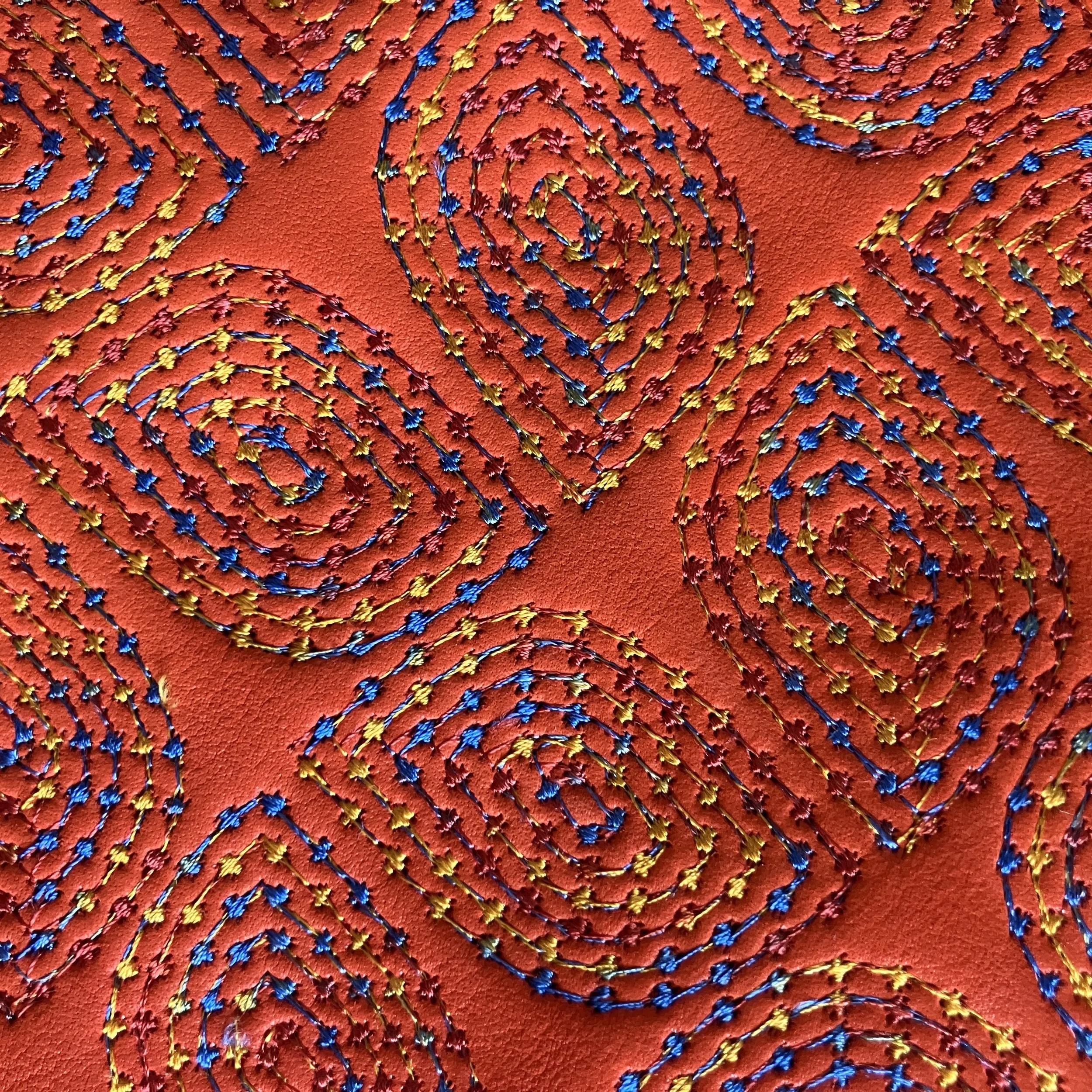 Olivenleder, embroidered with Poly by Gunold. Realisation: Texoversum Hochschule Reutlingen