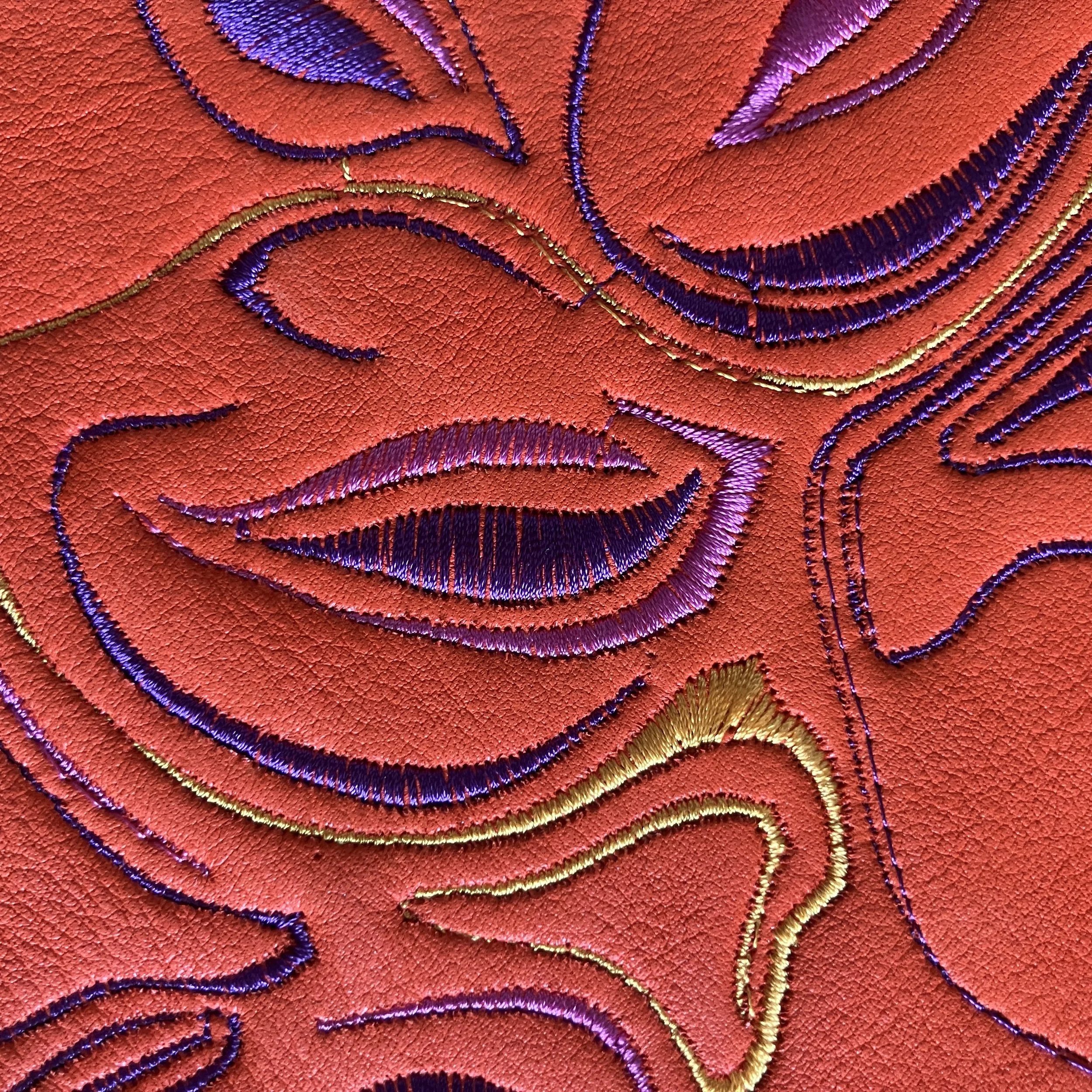 Olivenleder, embroidered with Poly by Gunold. Realisation: Texoversum Hochschule Reutlingen