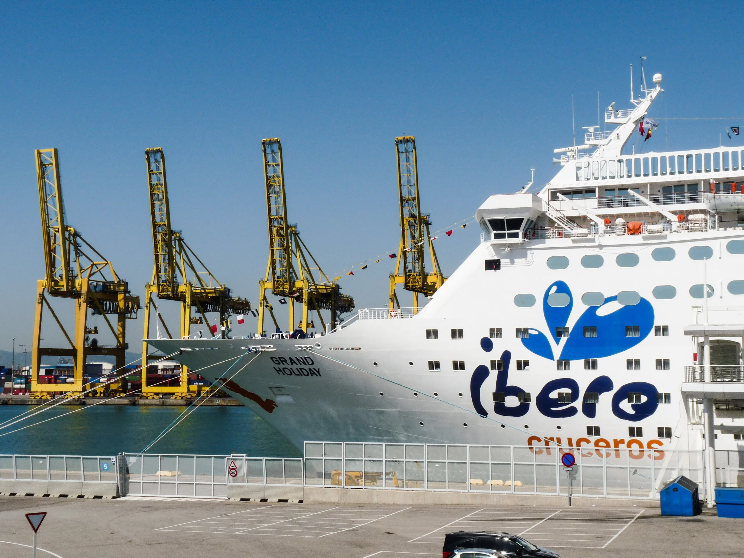 Magellen as Grand Holiday for Ibero Cruises. Notice the orange silhouette on the tip bow seeming to jump ship.