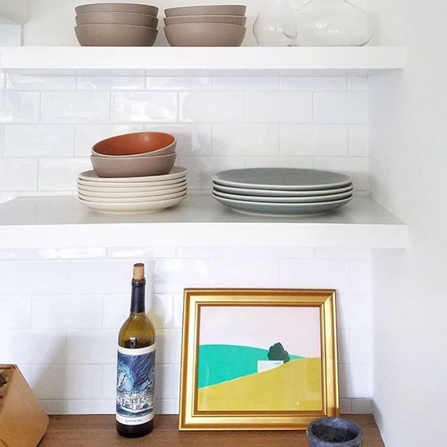 Always fans of a fabulous shelfie, and this simple California cool one by @byrdesignla is no exception😍. Featuring Hora by Itzu Rimmer now on Artfully Walls