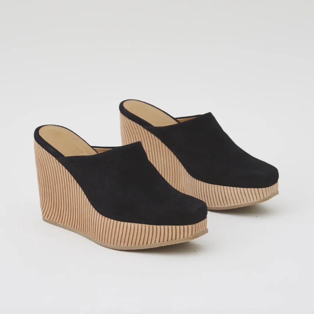 Thatch Wedge in Black kidsuede