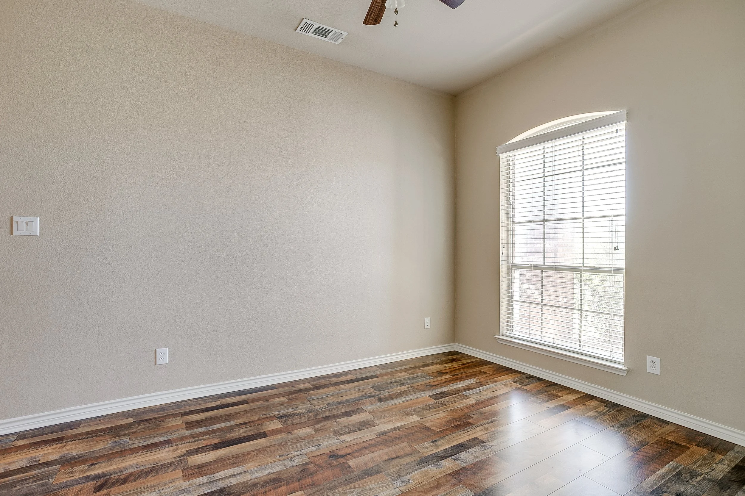 2209 Caroline Dr (7 of 47).jpg