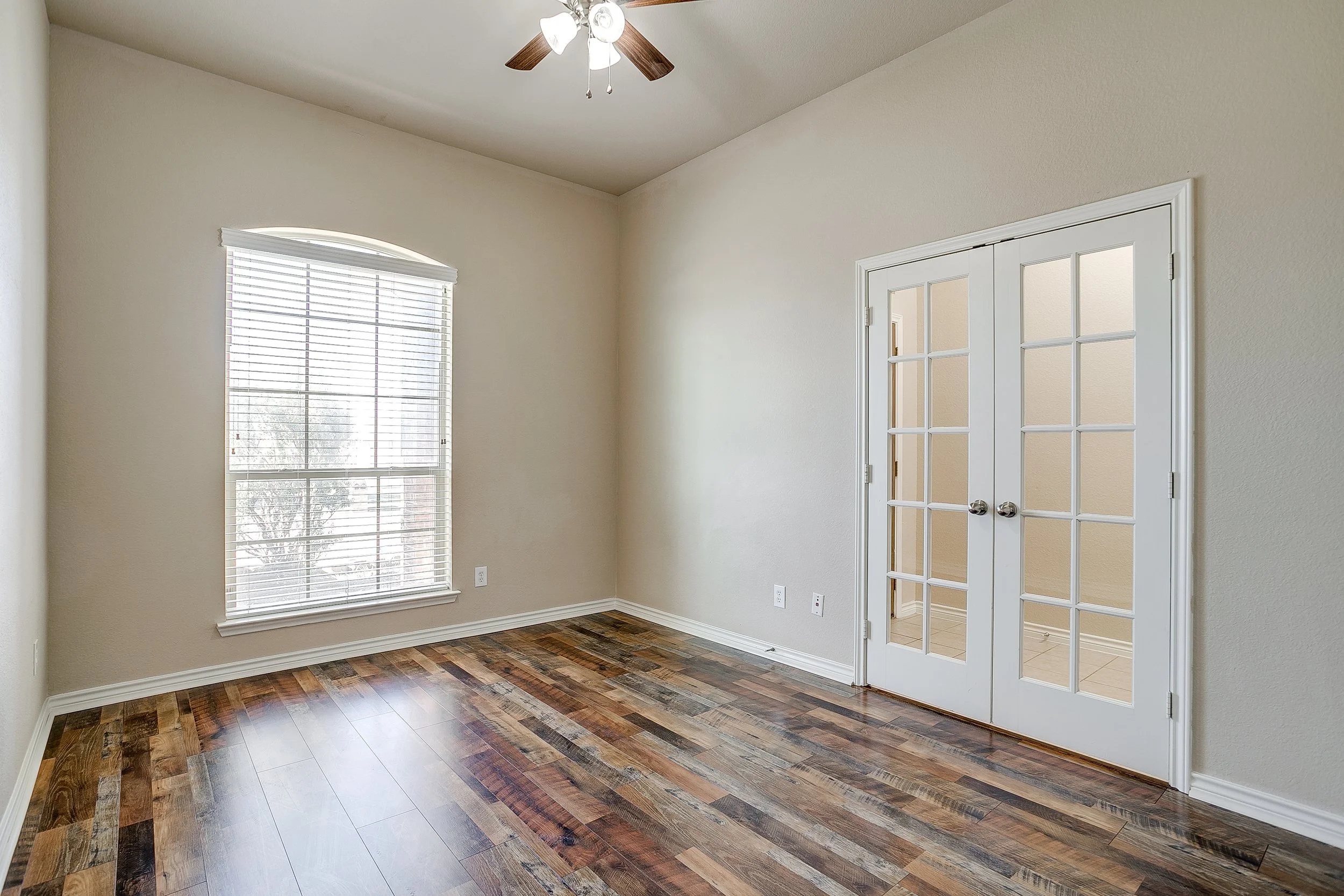 2209 Caroline Dr (8 of 47).jpg