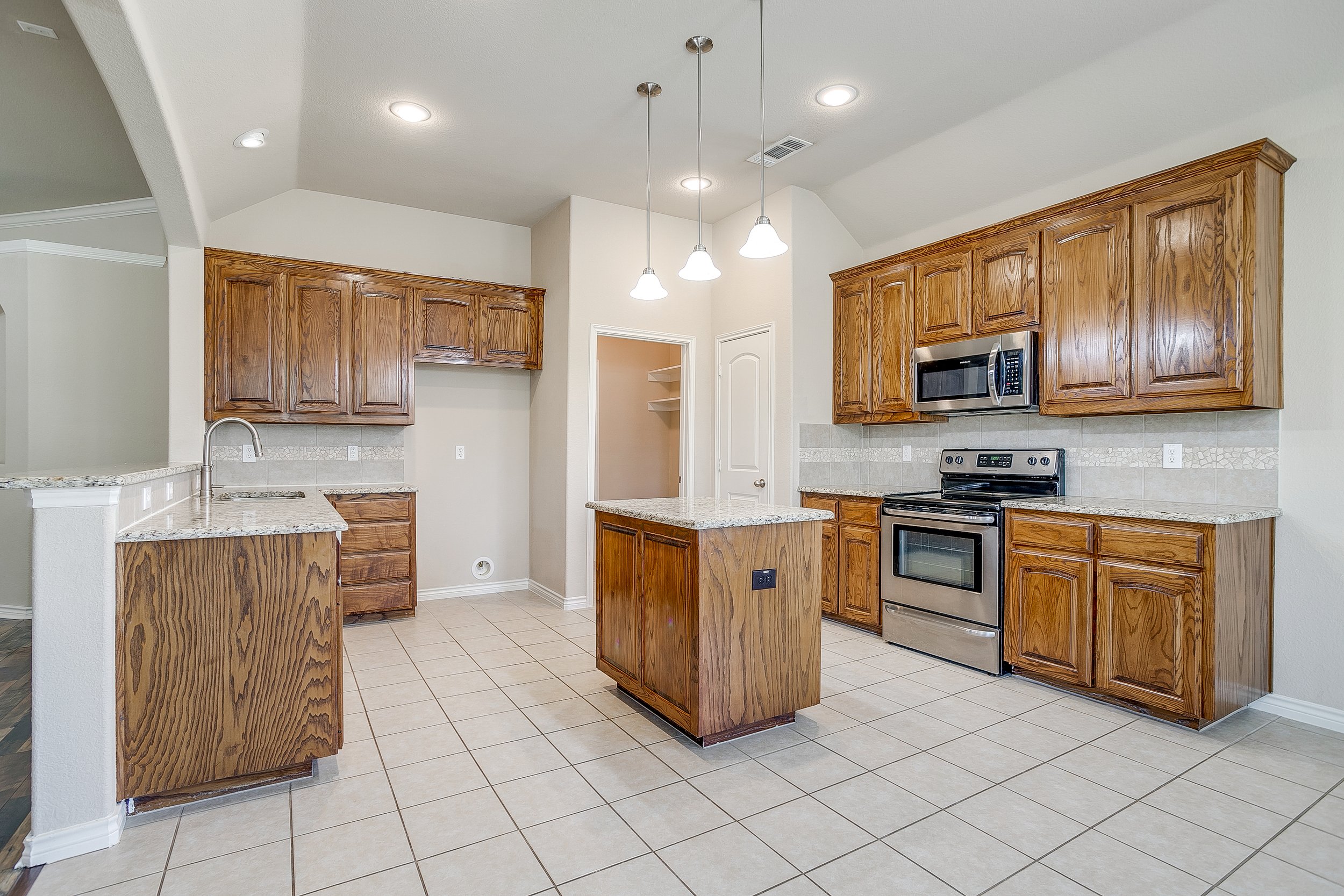 2209 Caroline Dr (16 of 47).jpg