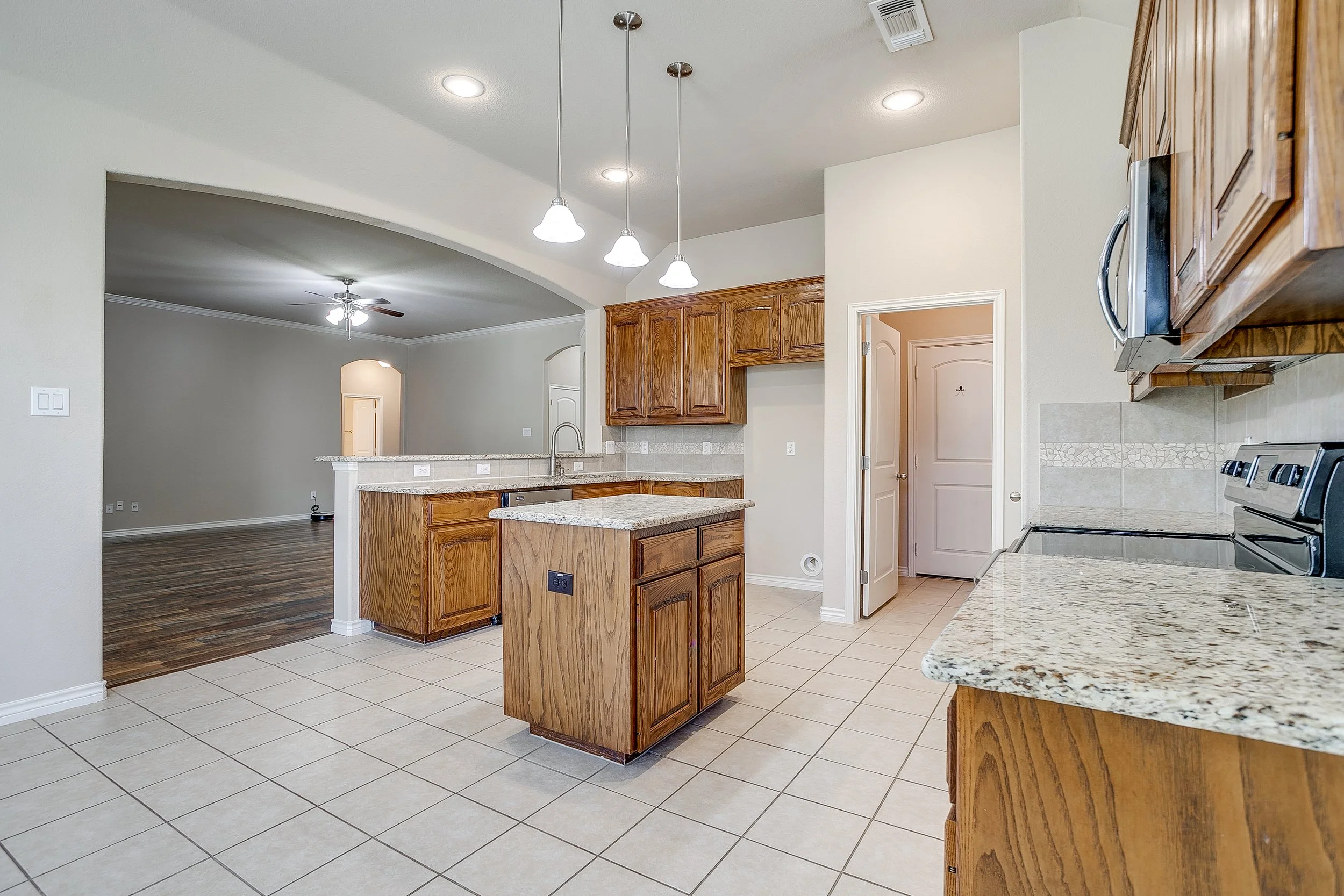 2209 Caroline Dr (18 of 47).jpg
