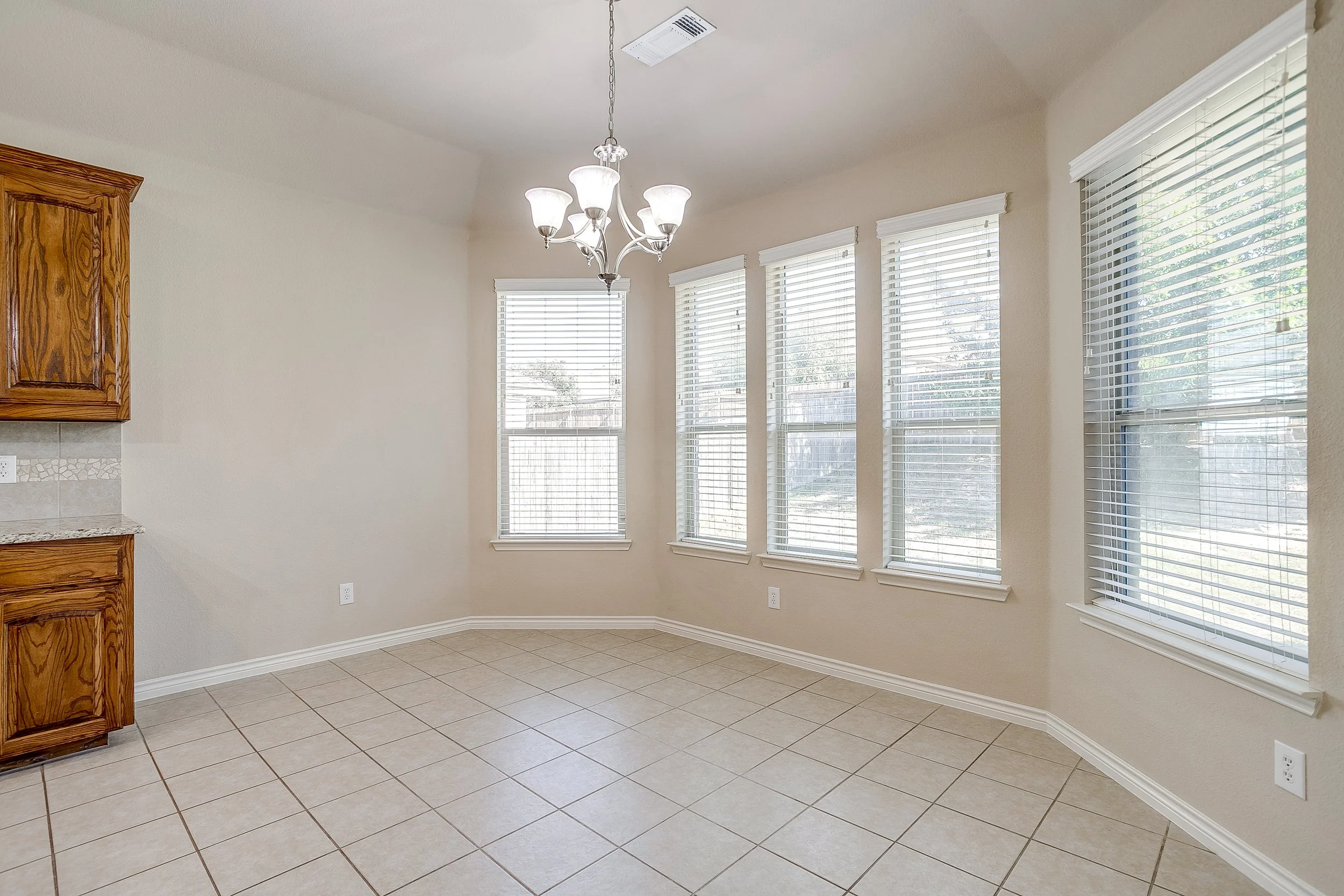 2209 Caroline Dr (21 of 47).jpg