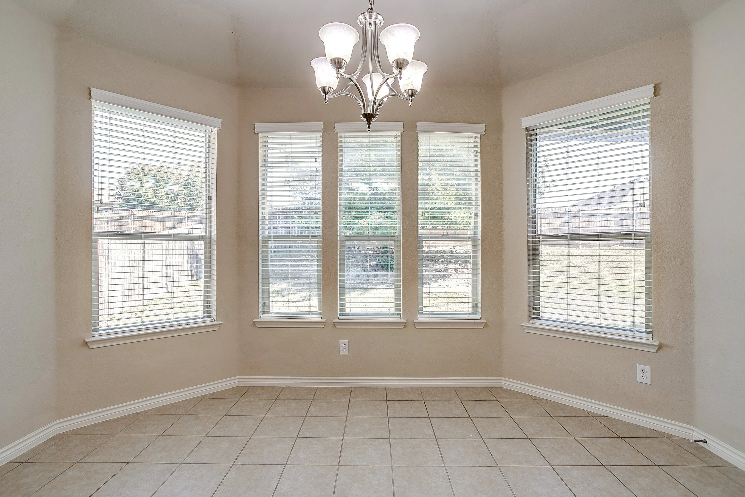 2209 Caroline Dr (22 of 47).jpg
