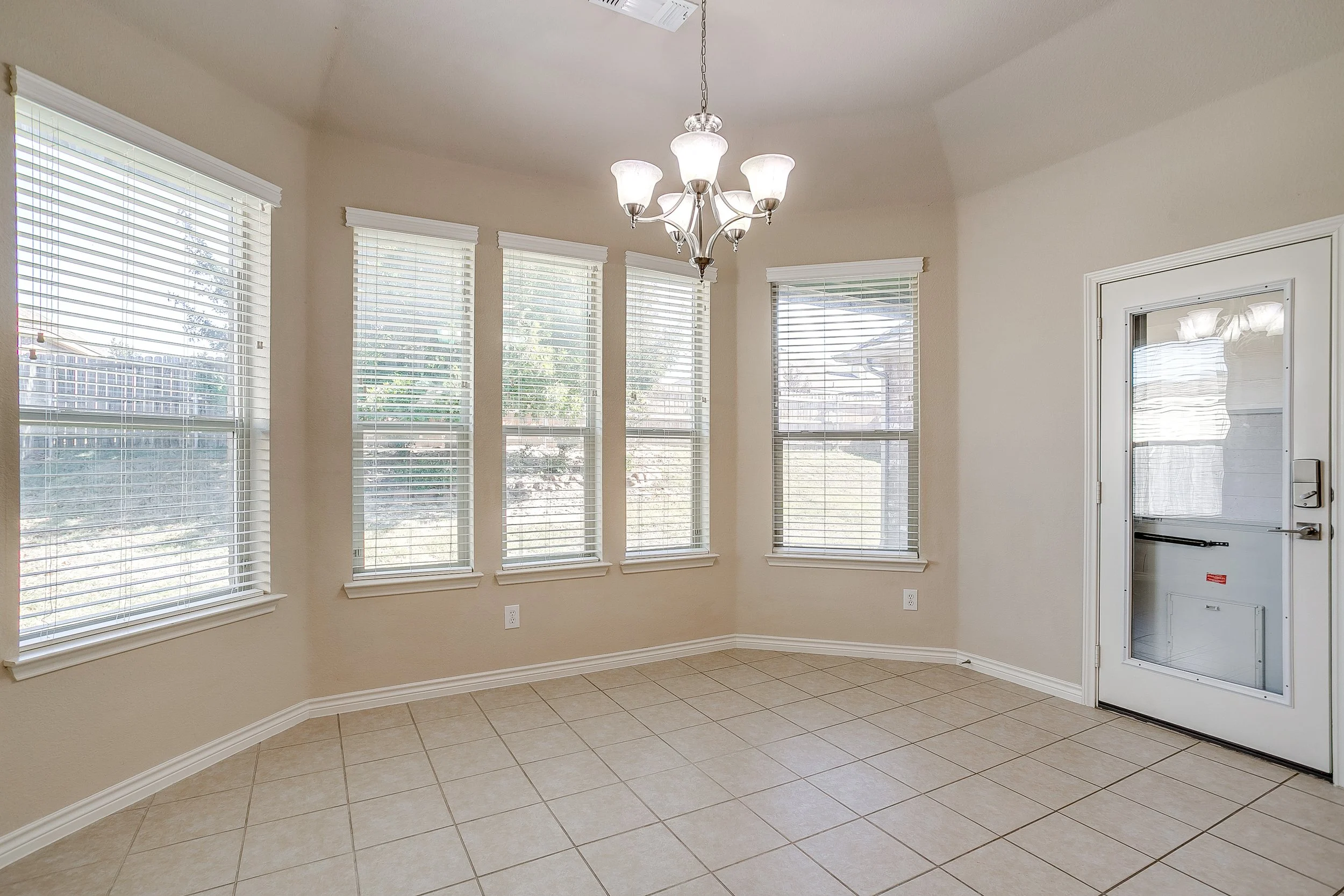 2209 Caroline Dr (23 of 47).jpg