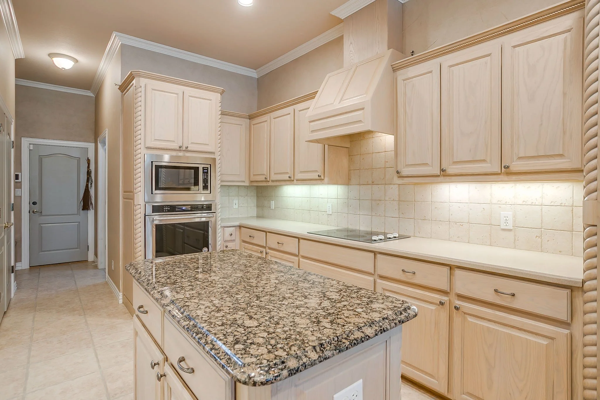 2210 Riverwood Dr (18 of 54).jpg