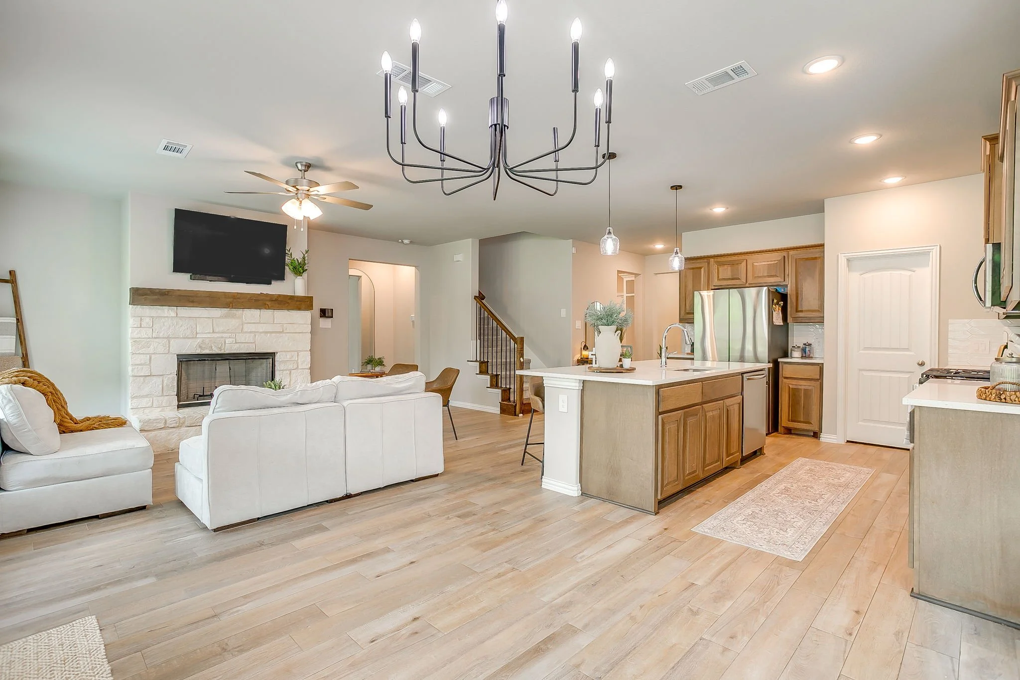 1303 Hickory Ln (21 of 47).jpg