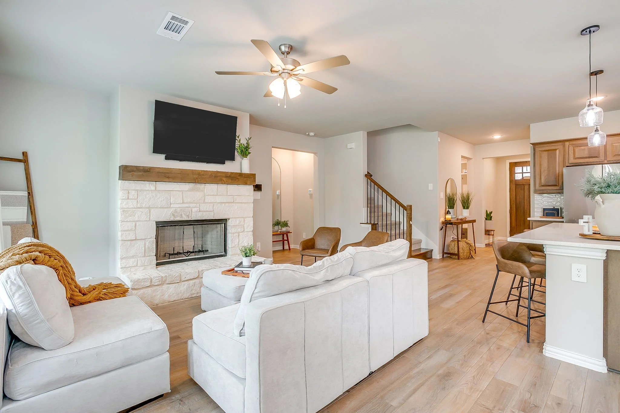 1303 Hickory Ln (24 of 47).jpg