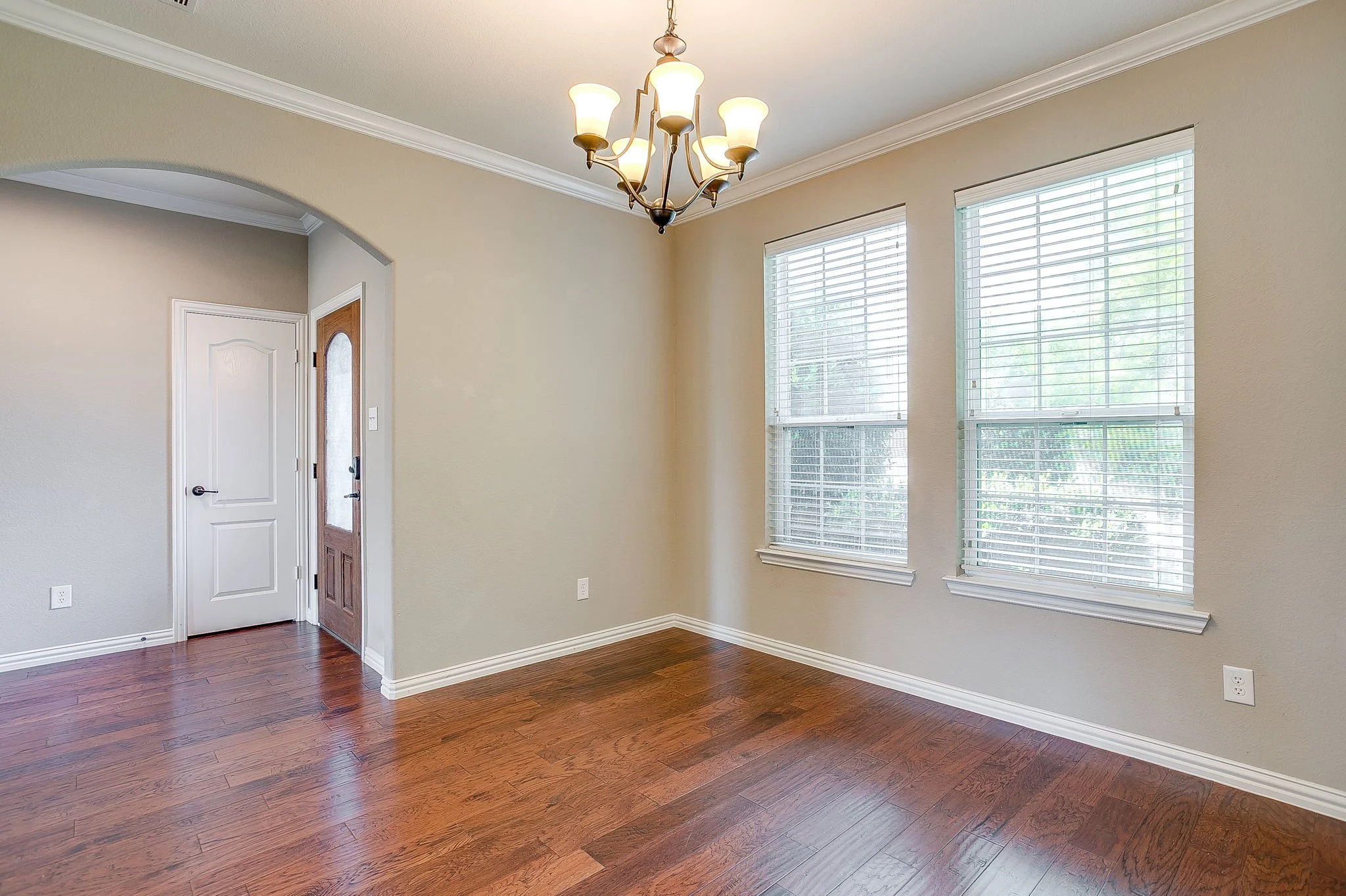1537 Silverstone Dr (9 of 47).jpg